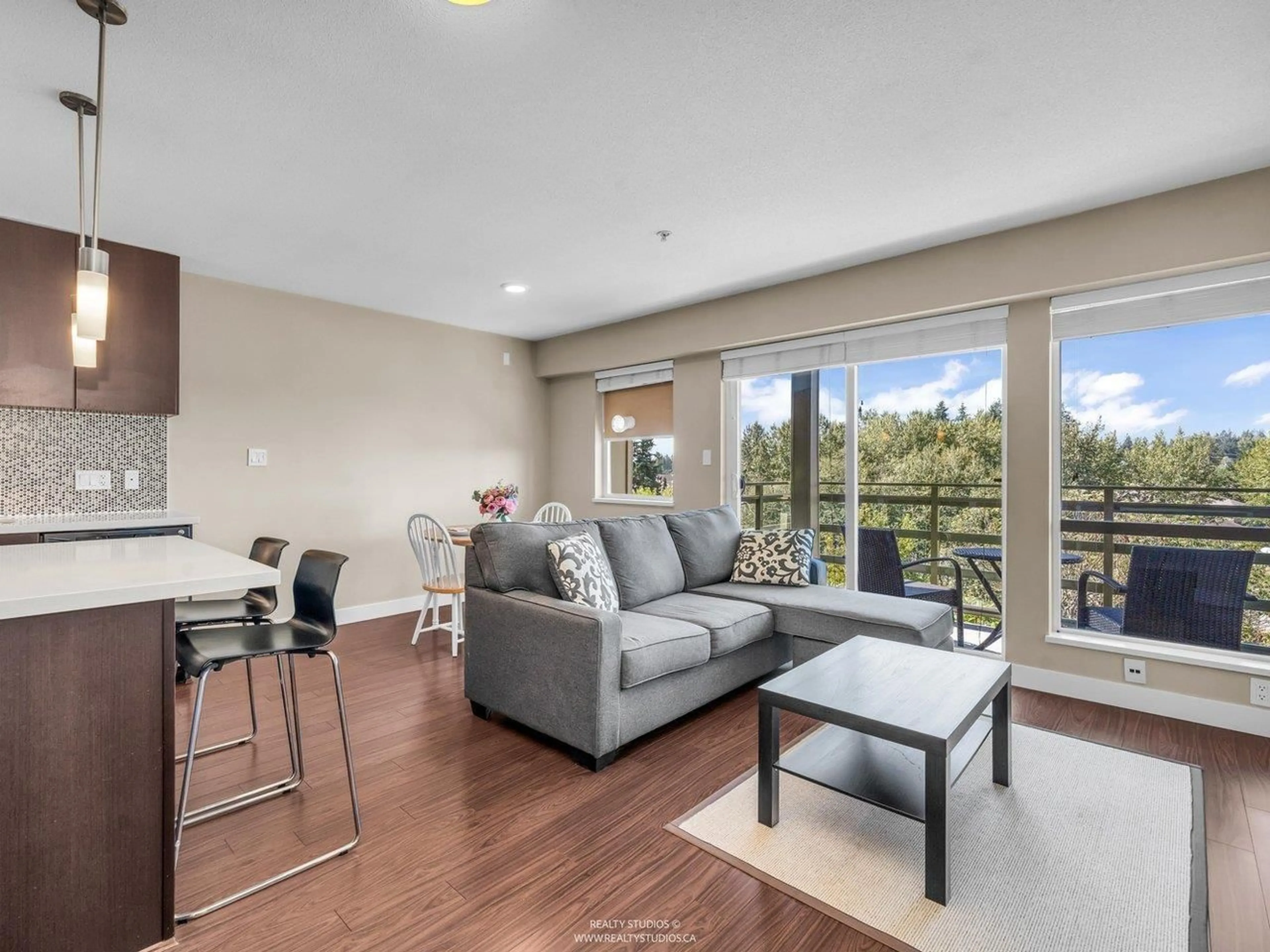 Living room with furniture, wood/laminate floor for 414 - 15735 CROYDON, Surrey British Columbia V3Z2L5