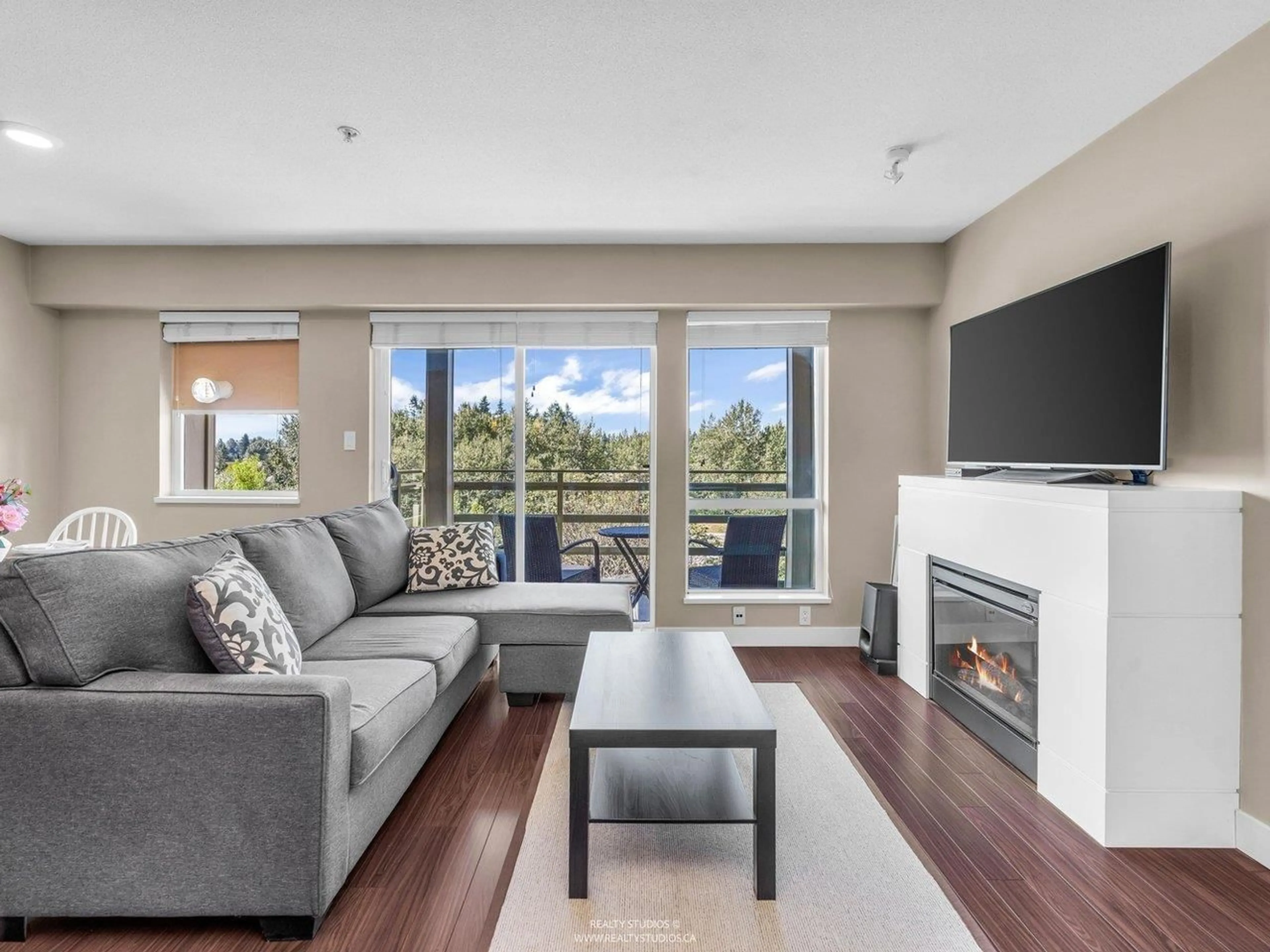 Living room with furniture, wood/laminate floor for 414 - 15735 CROYDON, Surrey British Columbia V3Z2L5