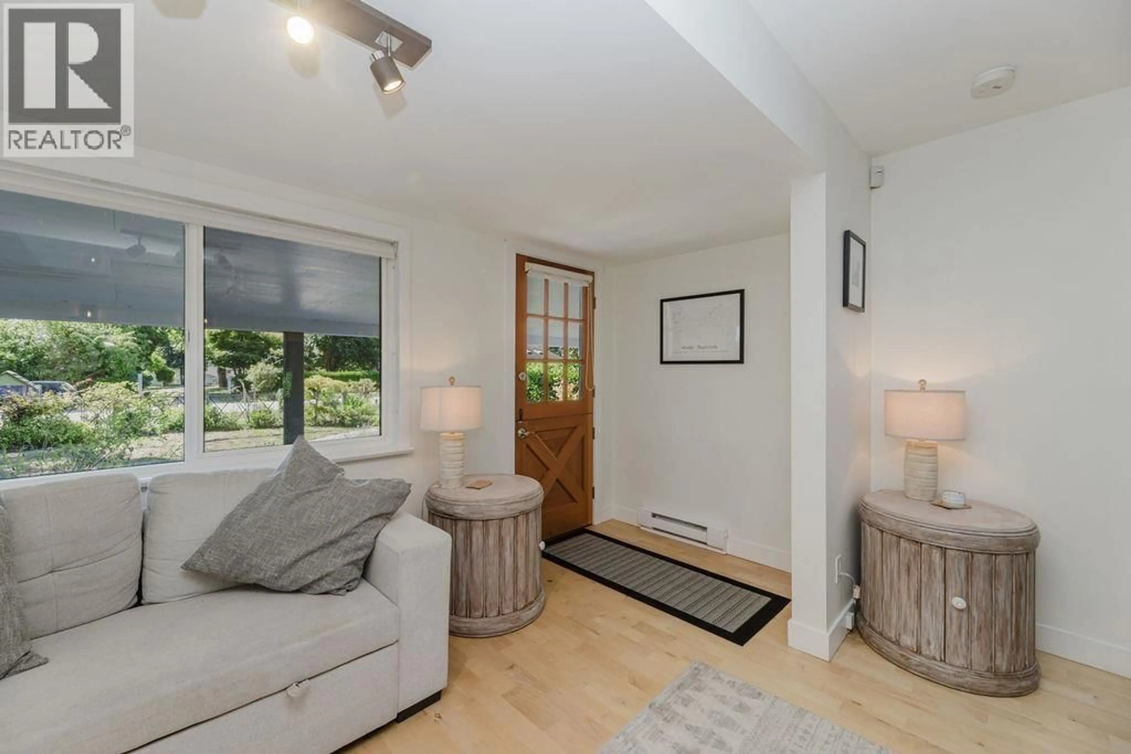 Living room with furniture, unknown for 698 FRANKLIN ROAD, Gibsons British Columbia V0N1V8