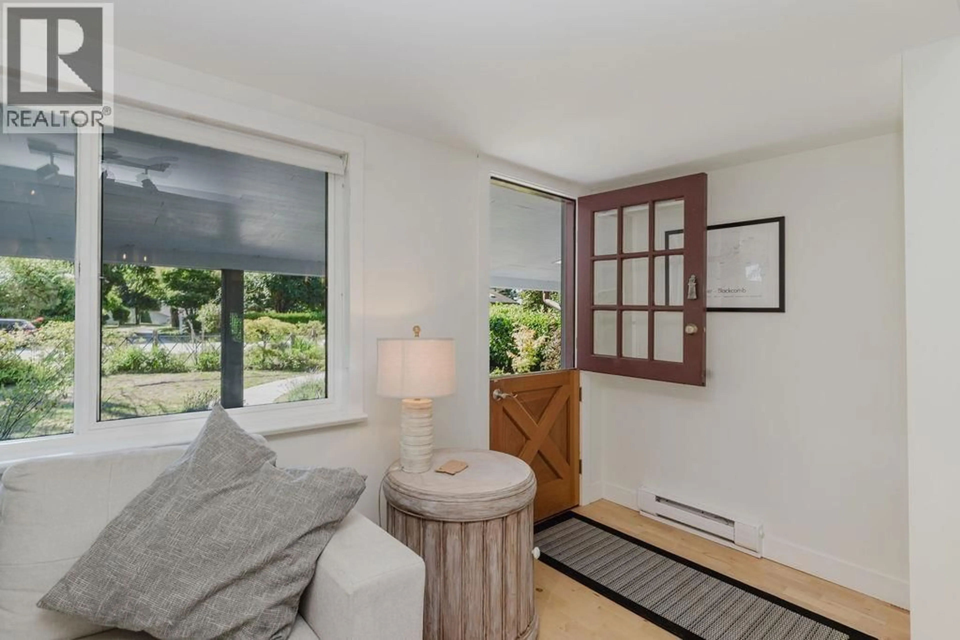 Living room with furniture, unknown for 698 FRANKLIN ROAD, Gibsons British Columbia V0N1V8