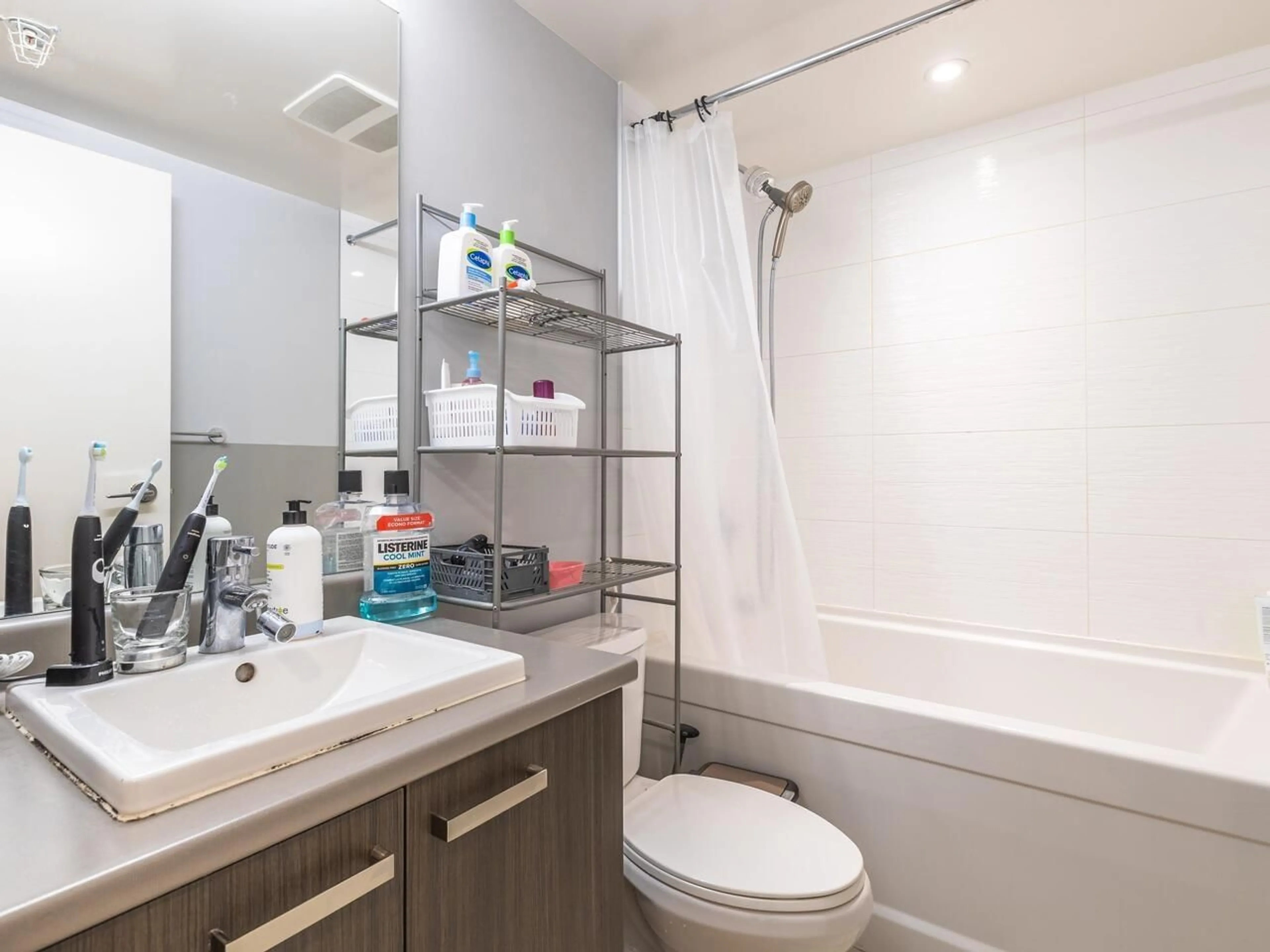 Standard bathroom, unknown for 802 - 13325 102A, Surrey British Columbia V3T0J5