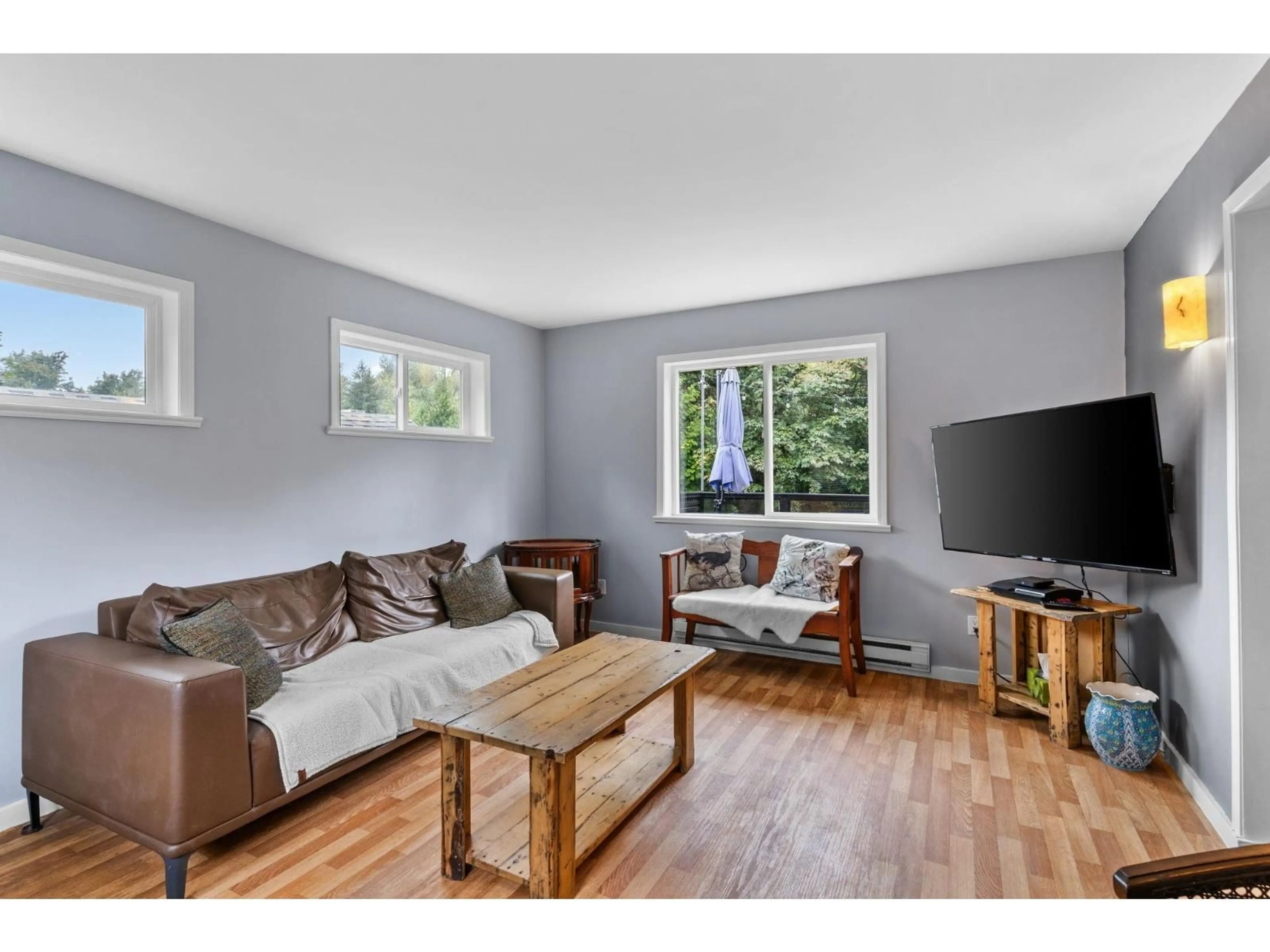 Living room with furniture, wood/laminate floor for 33861 PRENTIS, Mission British Columbia V2V2J7