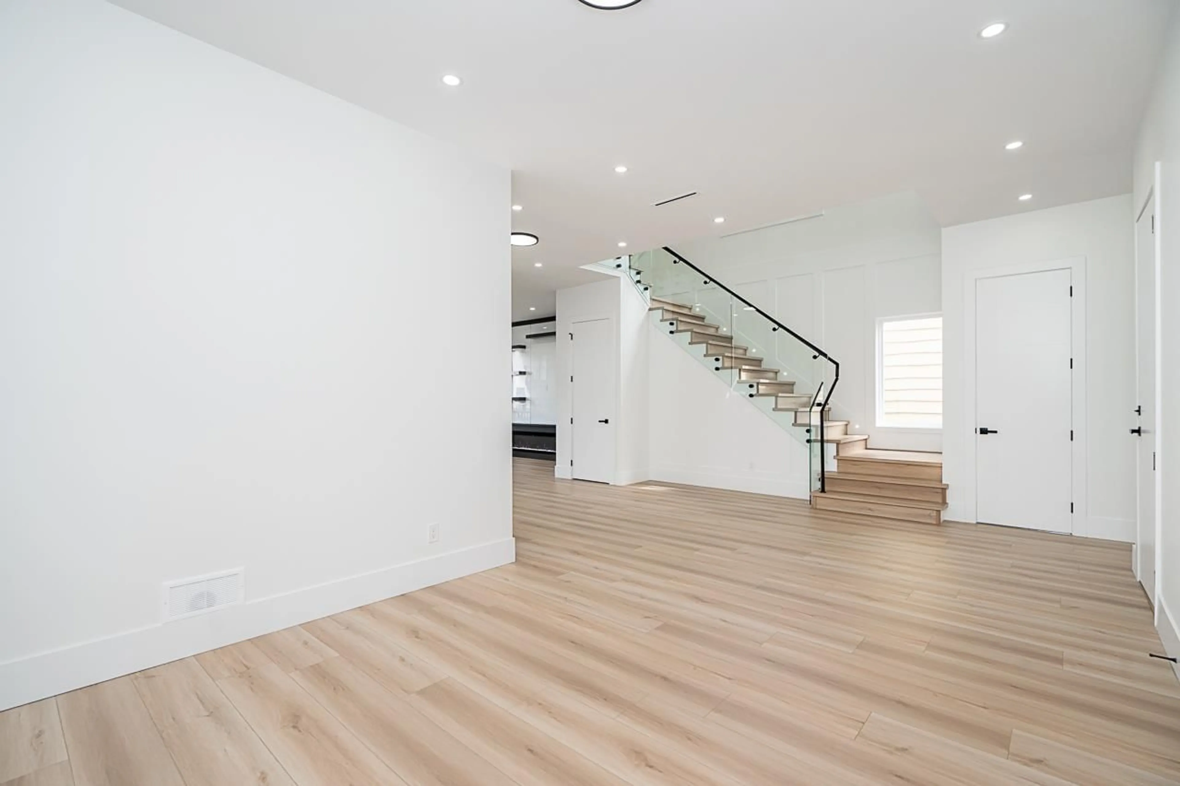 Indoor foyer for 32735 MARSHALL, Abbotsford British Columbia V2S1J6