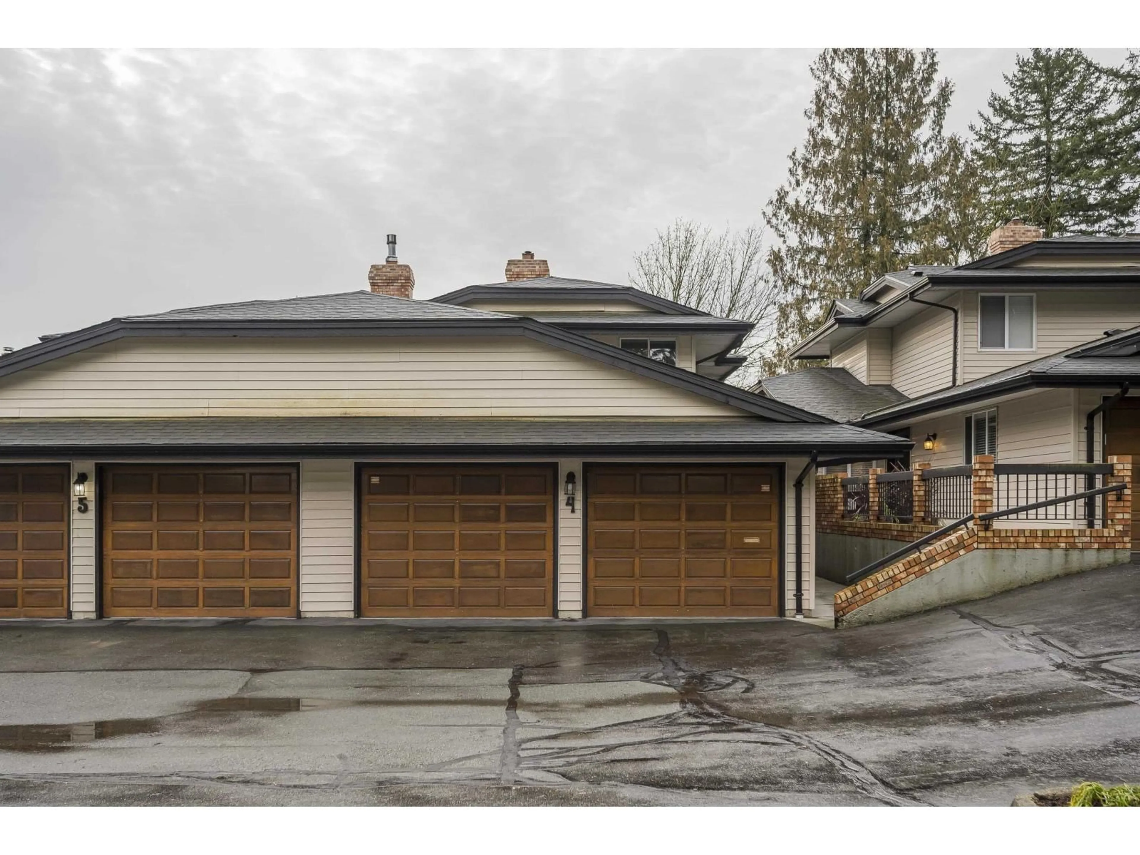 Indoor garage for 4 - 32890 MILL LAKE, Abbotsford British Columbia V2S8G5