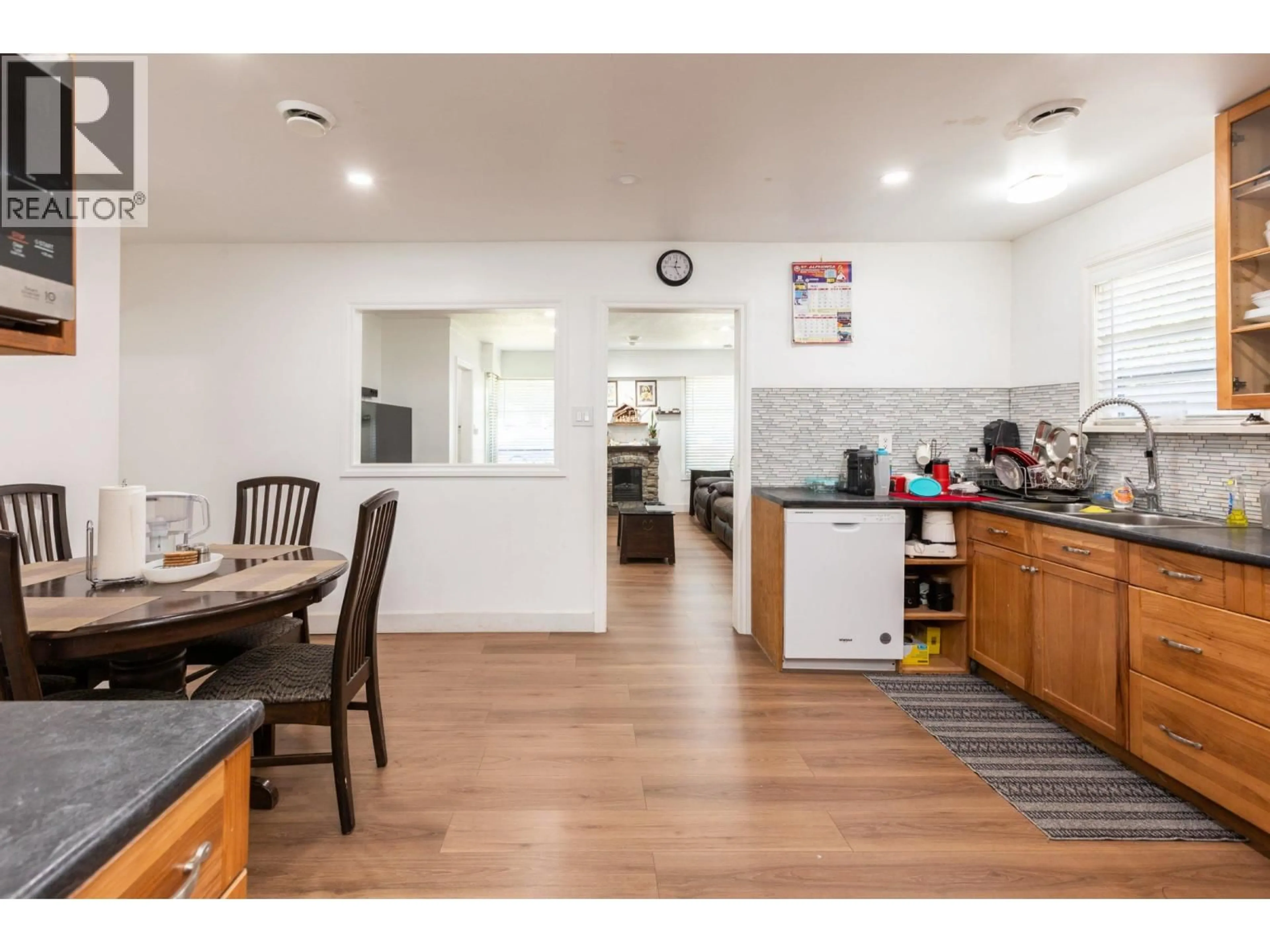 Open concept kitchen, wood/laminate floor for 20514 WESTFIELD AVENUE, Maple Ridge British Columbia V2X1L2