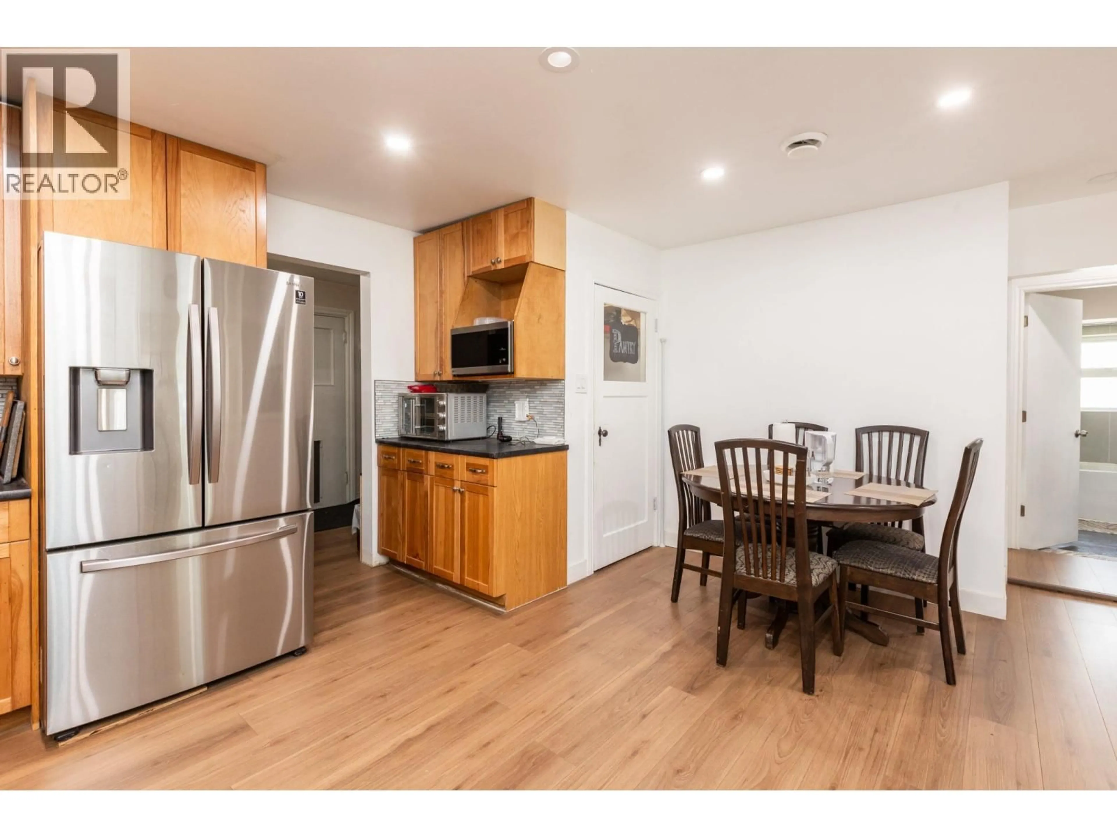 Open concept kitchen, wood/laminate floor for 20514 WESTFIELD AVENUE, Maple Ridge British Columbia V2X1L2