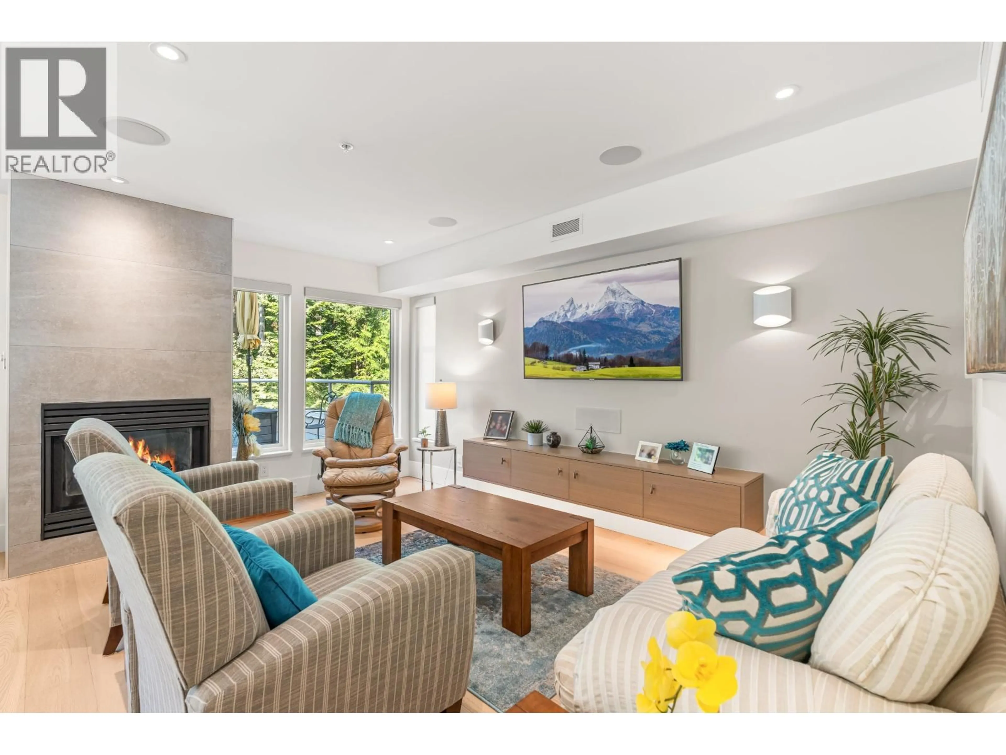 Living room with furniture, unknown for 4 - 2425 EDGEMONT BOULEVARD, North Vancouver British Columbia V7P2L2