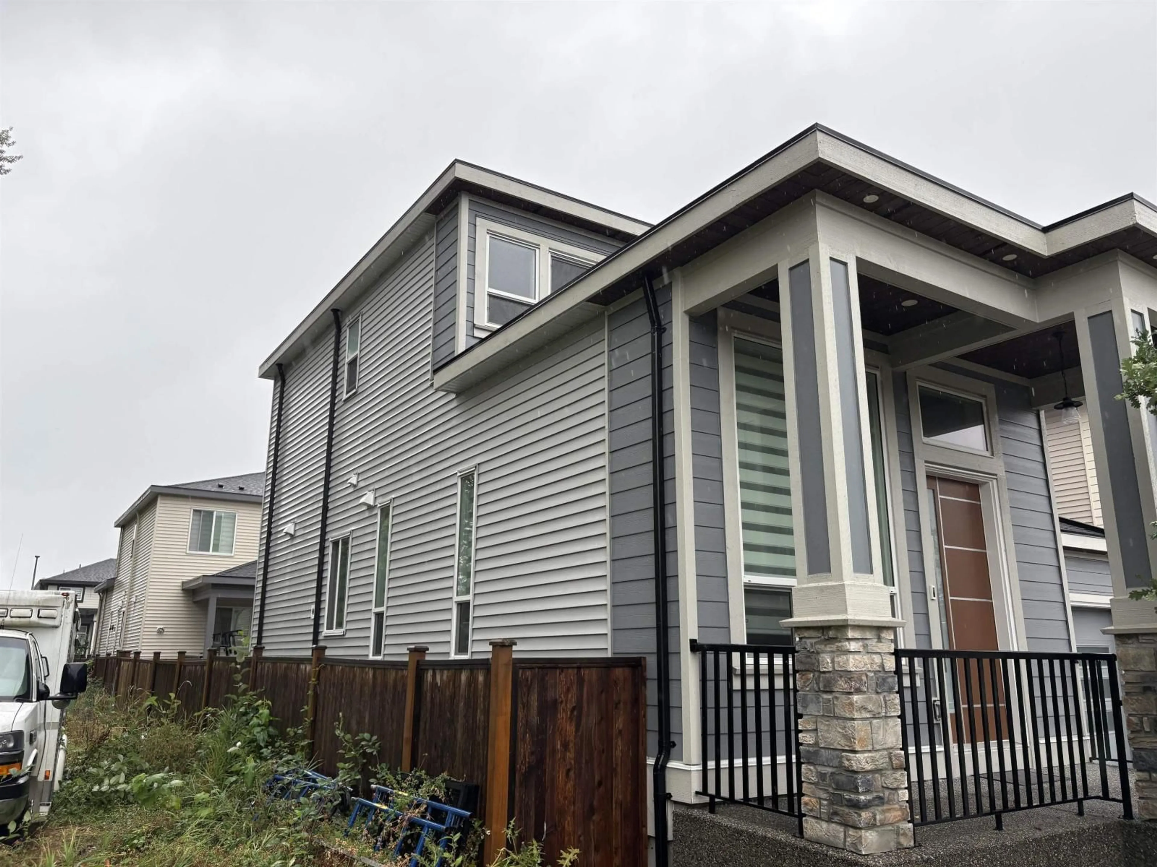 Home with vinyl exterior material, building for 5901 141, Surrey British Columbia V3X2R9
