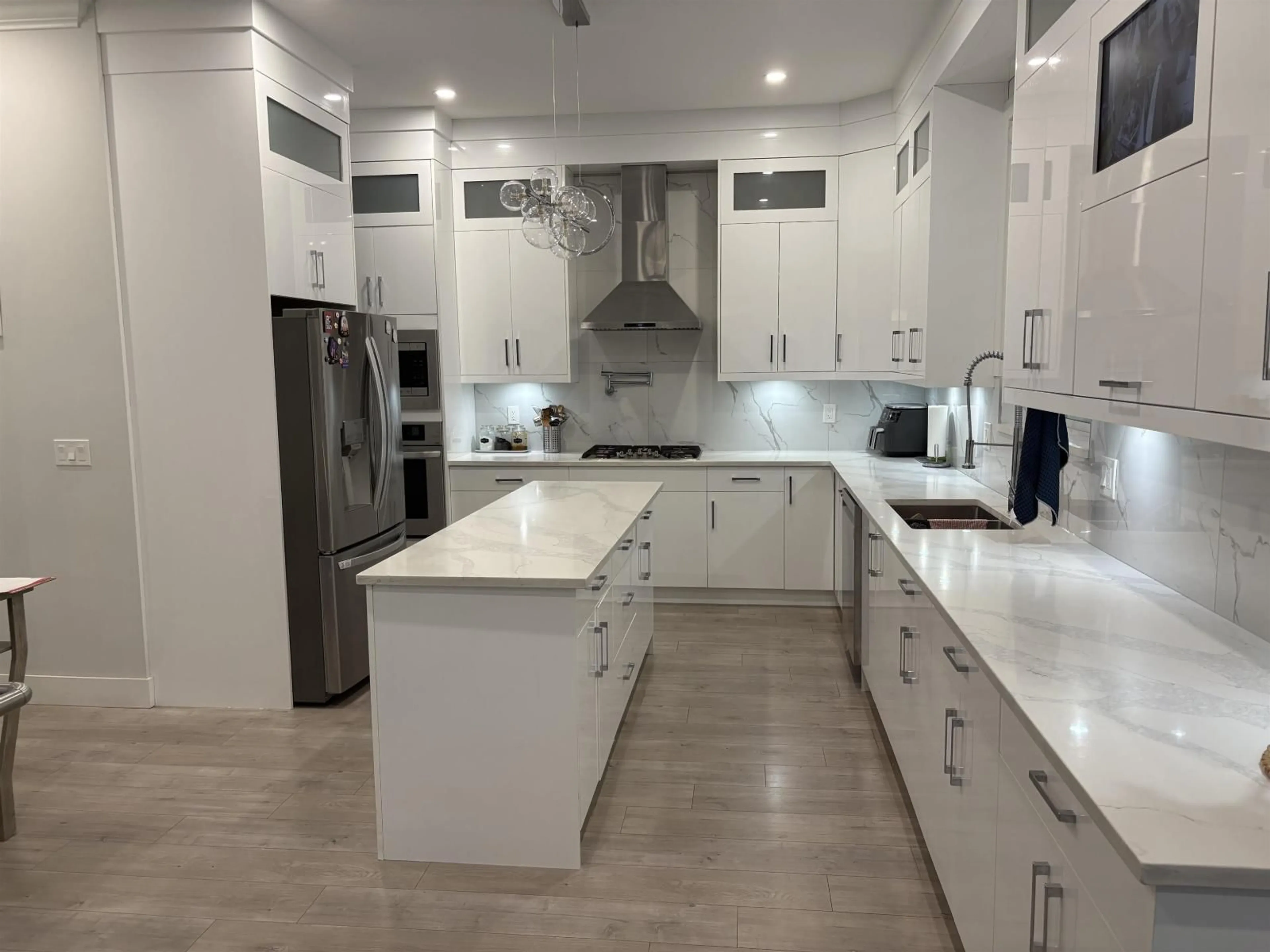 Contemporary kitchen, ceramic/tile floor for 5901 141, Surrey British Columbia V3X2R9