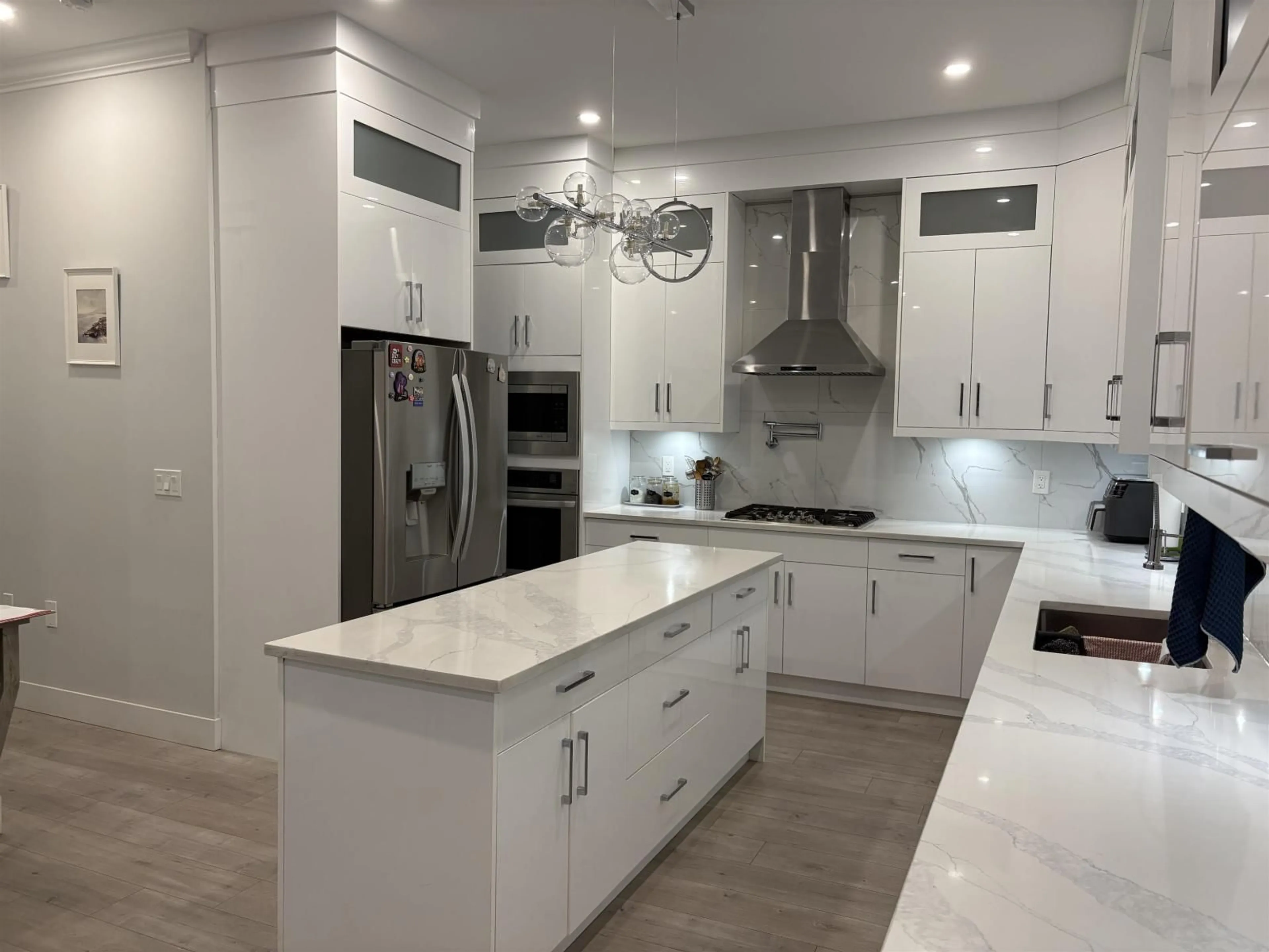 Contemporary kitchen, ceramic/tile floor for 5901 141, Surrey British Columbia V3X2R9