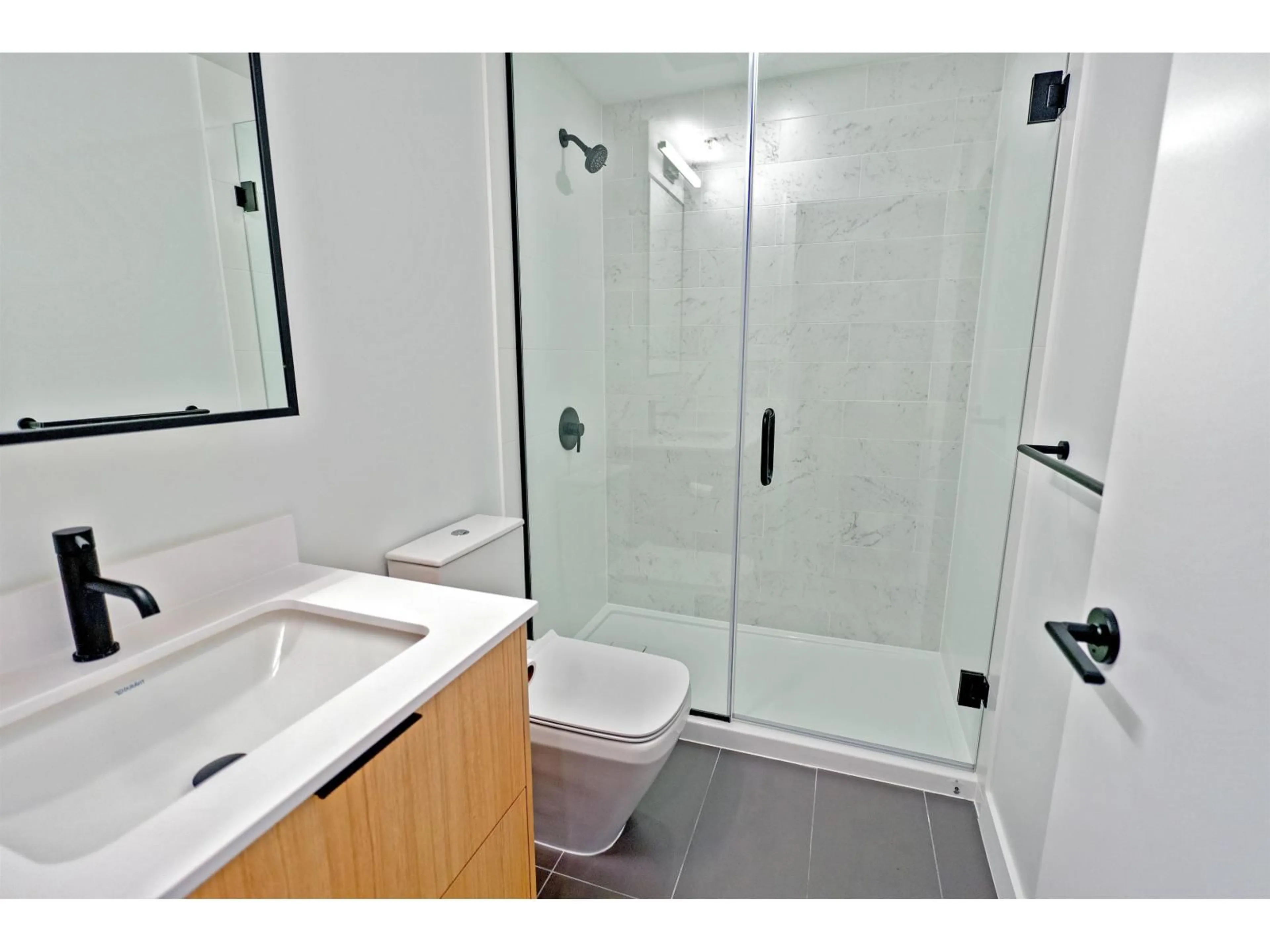 Standard bathroom, ceramic/tile floor for 912 - 13685 102, Surrey British Columbia V3T1N7