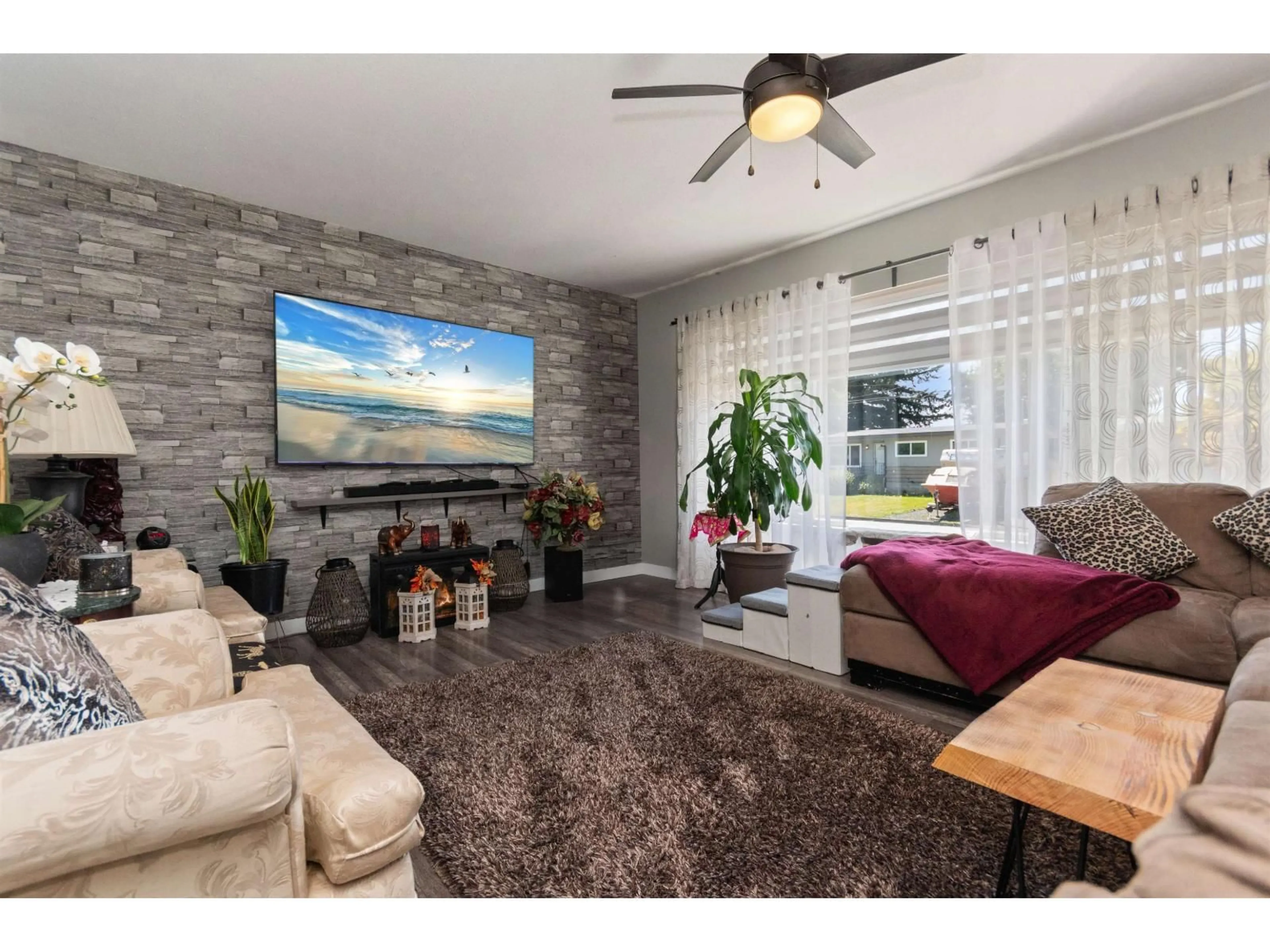 Living room with furniture, unknown for 8550 NORMAN CRESCENT, Chilliwack British Columbia V2P5C6