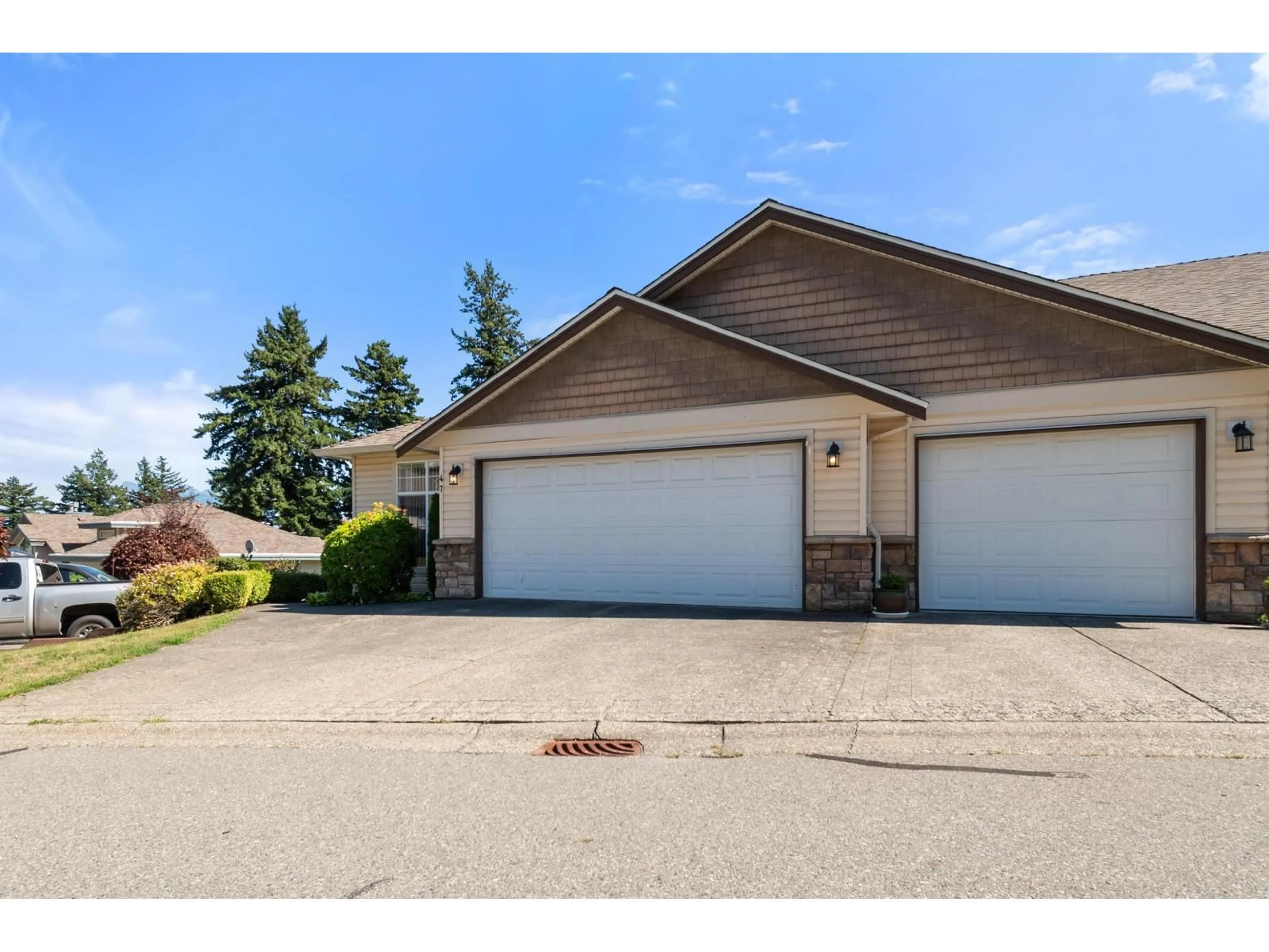 Indoor garage for 47 - 8590 SUNRISE DRIVE, Chilliwack British Columbia V2R3Z4