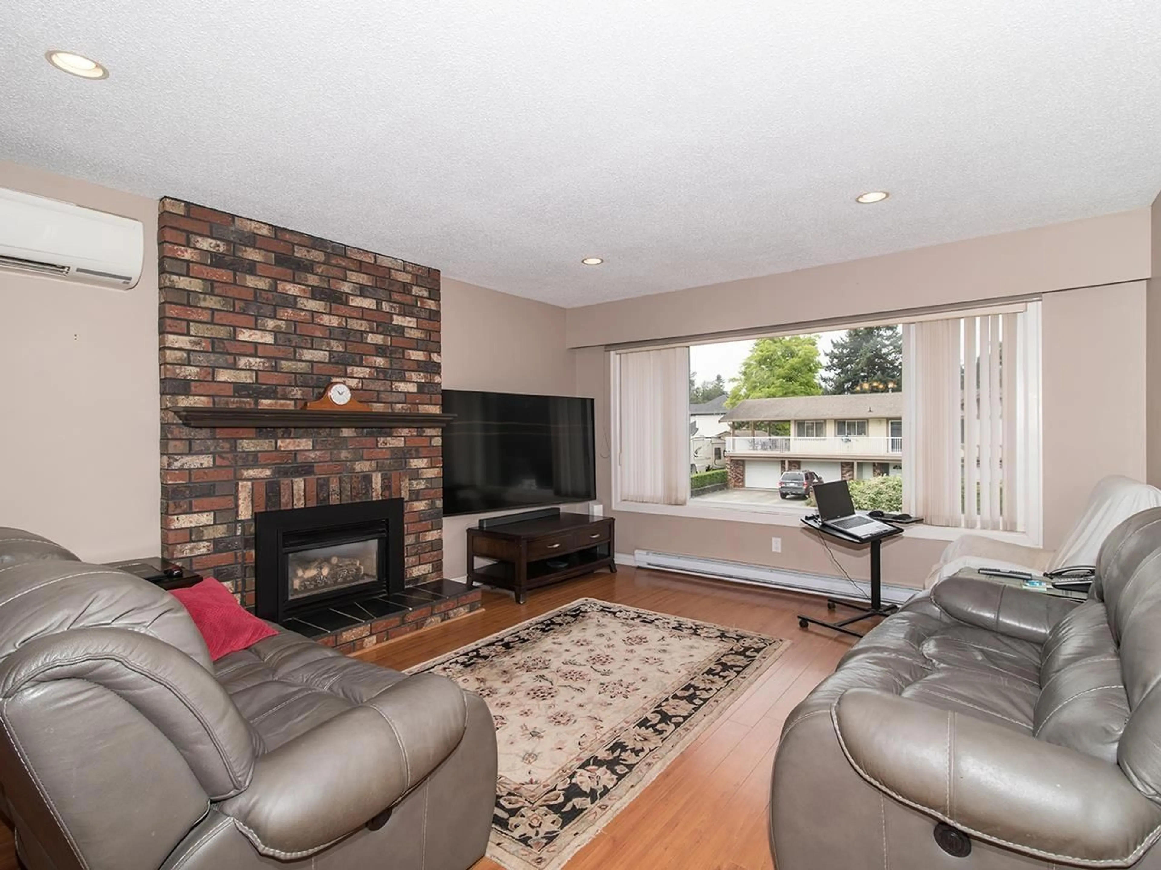 Living room with furniture, wood/laminate floor for 2418 GUILFORD, Abbotsford British Columbia V2S5M2