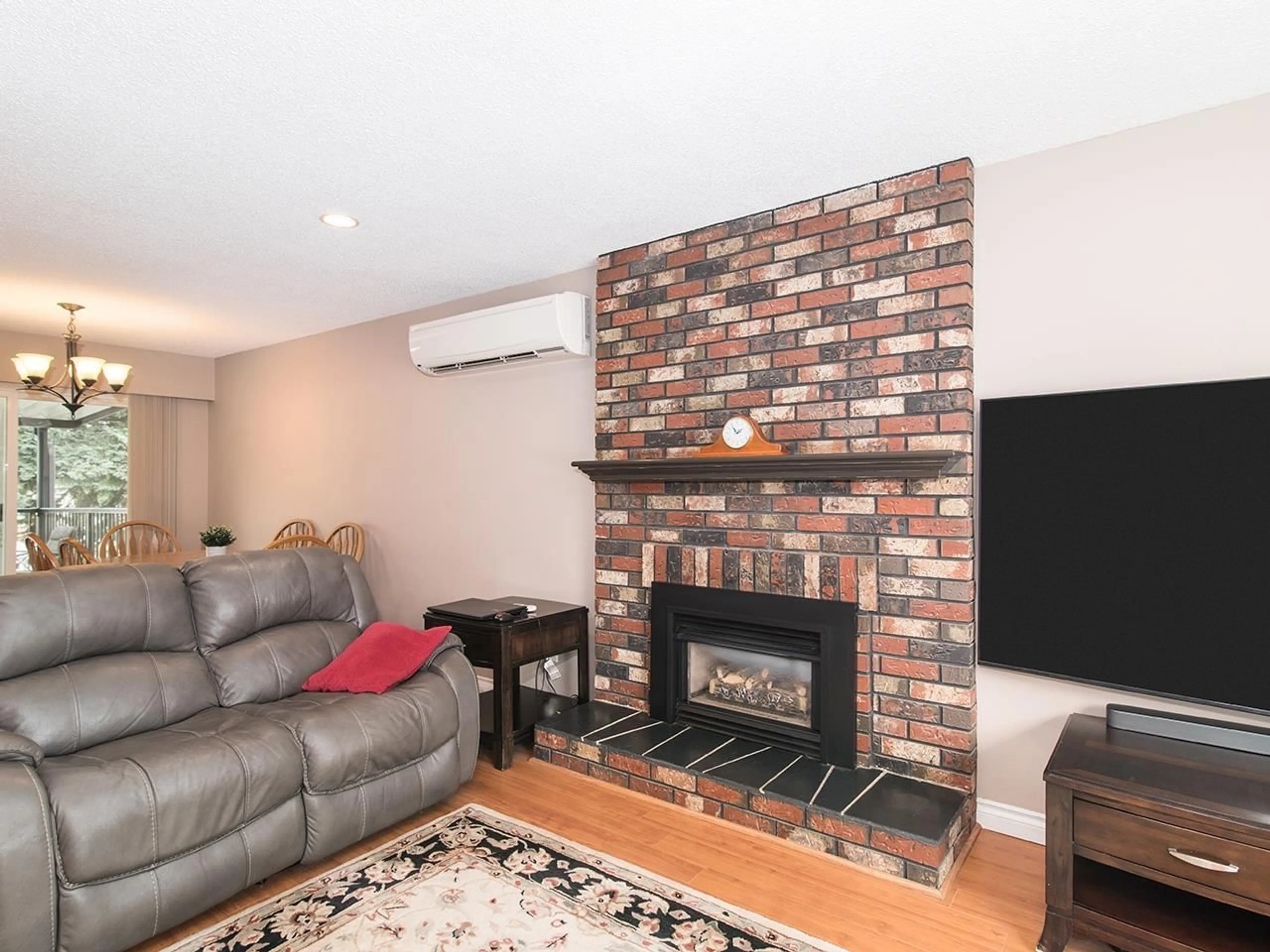 Living room with furniture, wood/laminate floor for 2418 GUILFORD, Abbotsford British Columbia V2S5M2