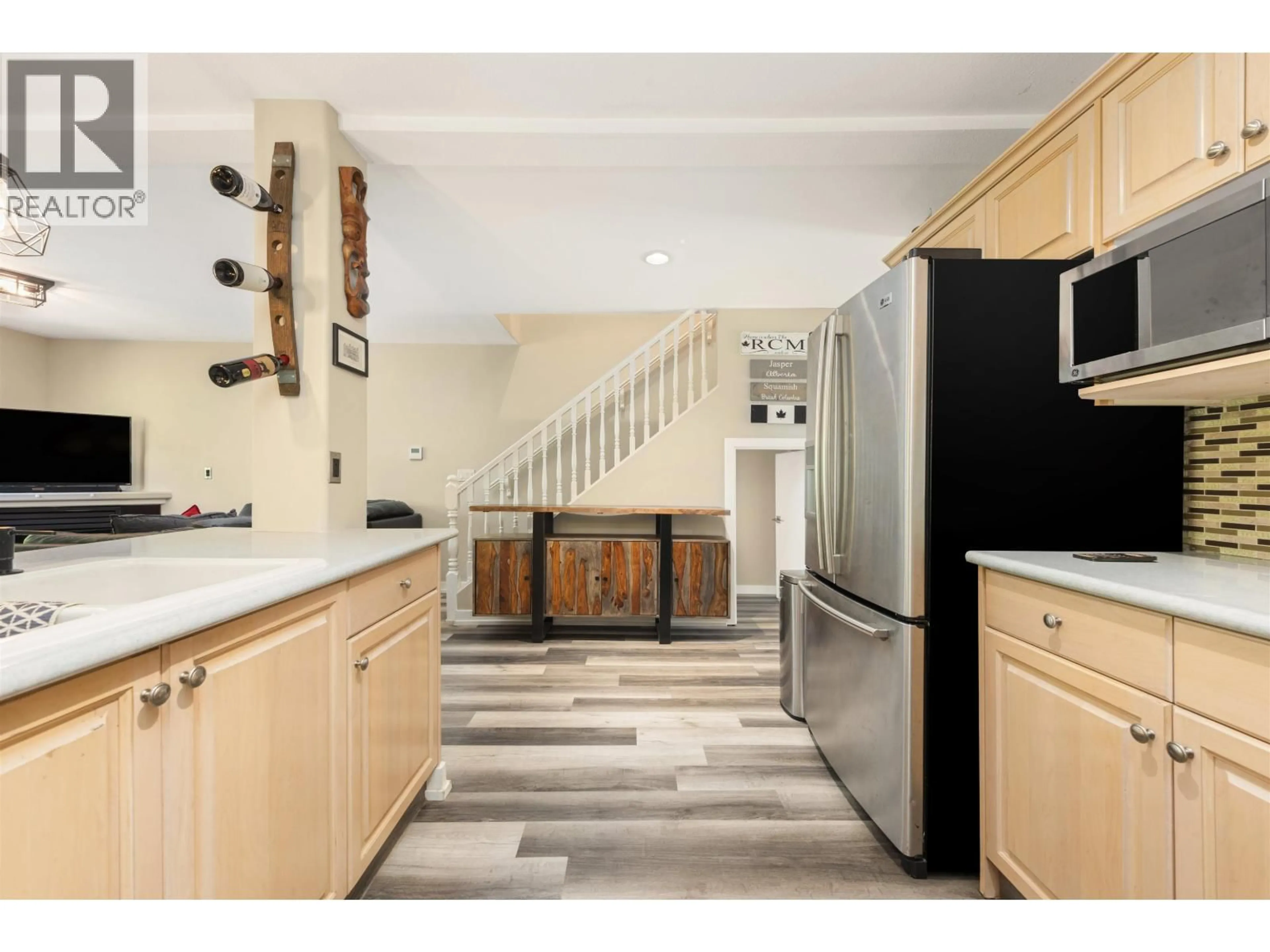 Open concept kitchen, ceramic/tile floor for 20 - 39754 GOVERNMENT ROAD, Squamish British Columbia V8B0G3