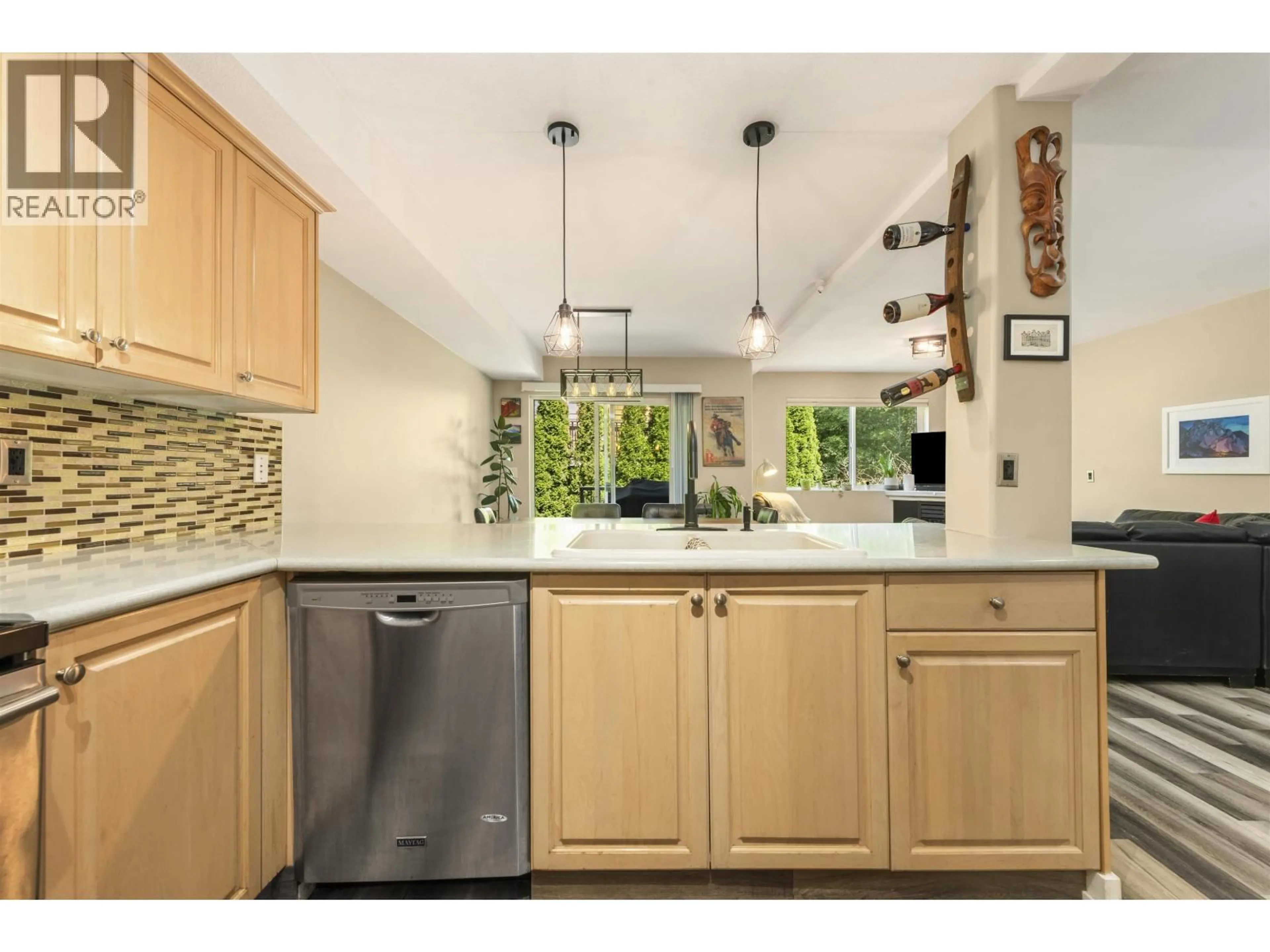 Open concept kitchen, ceramic/tile floor for 20 - 39754 GOVERNMENT ROAD, Squamish British Columbia V8B0G3