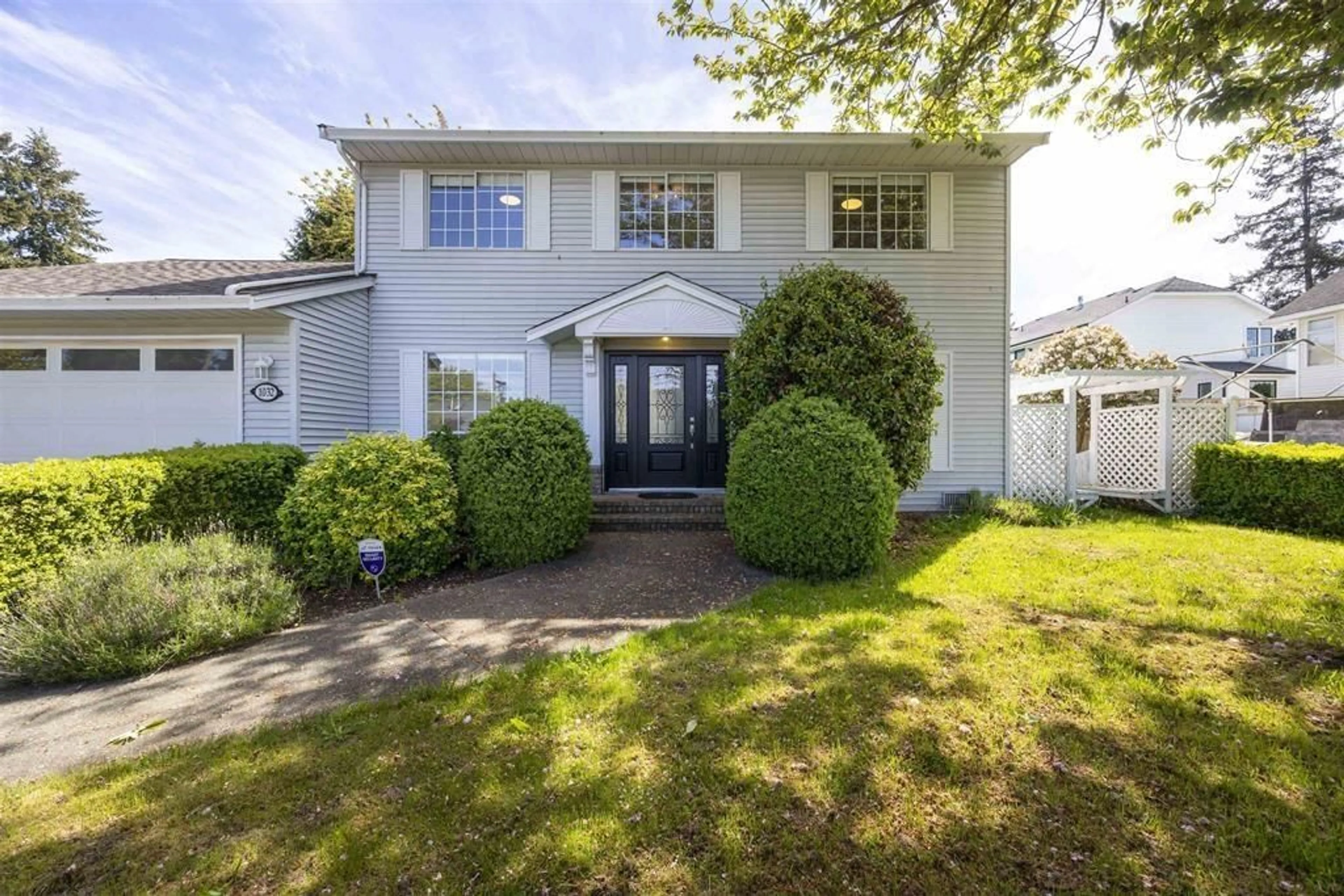 Home with vinyl exterior material, street for 1032 164, Surrey British Columbia V4A8R2