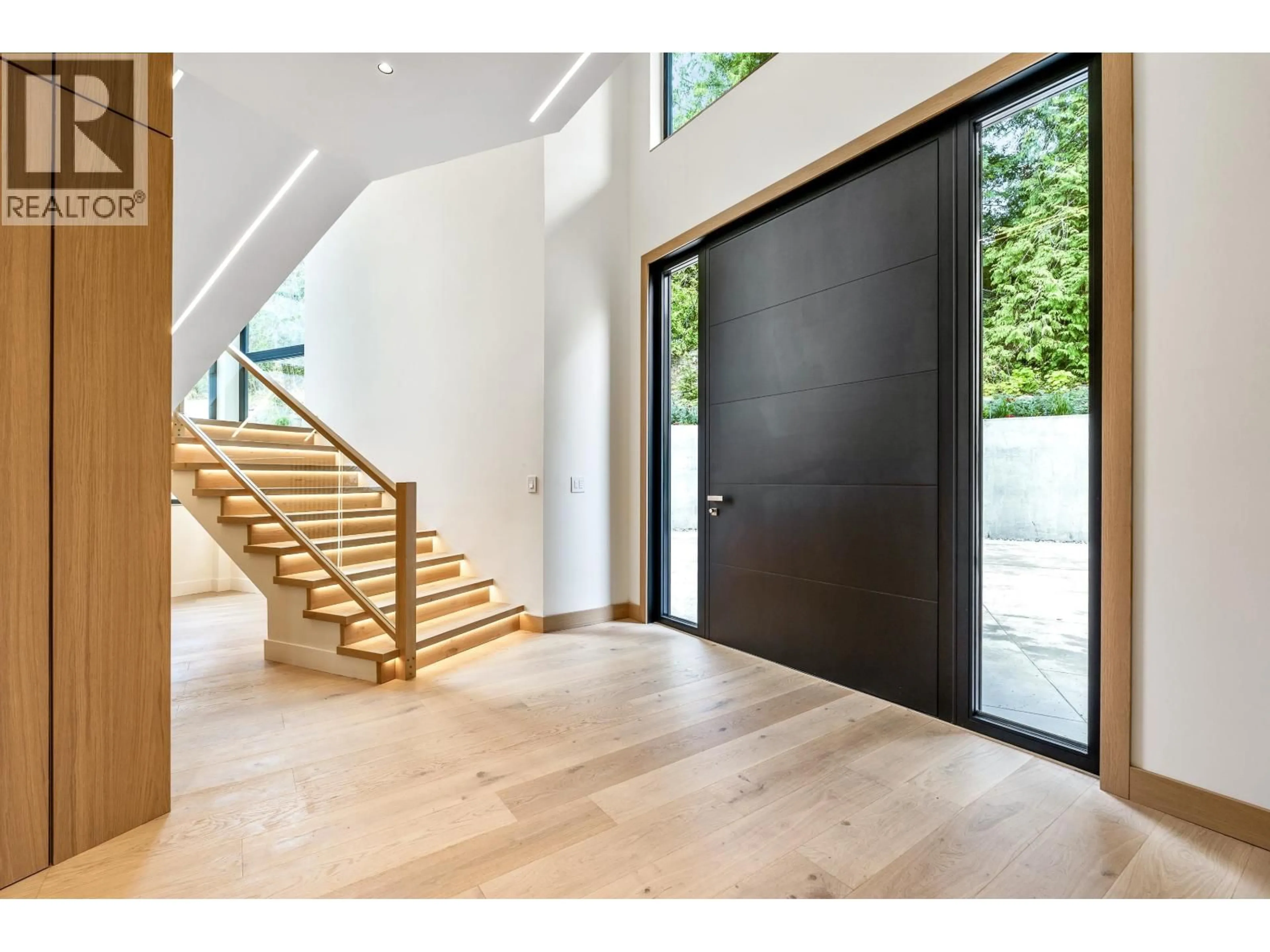 Indoor entryway for 5773 PRIMROSE PLACE, West Vancouver British Columbia V7W1T4