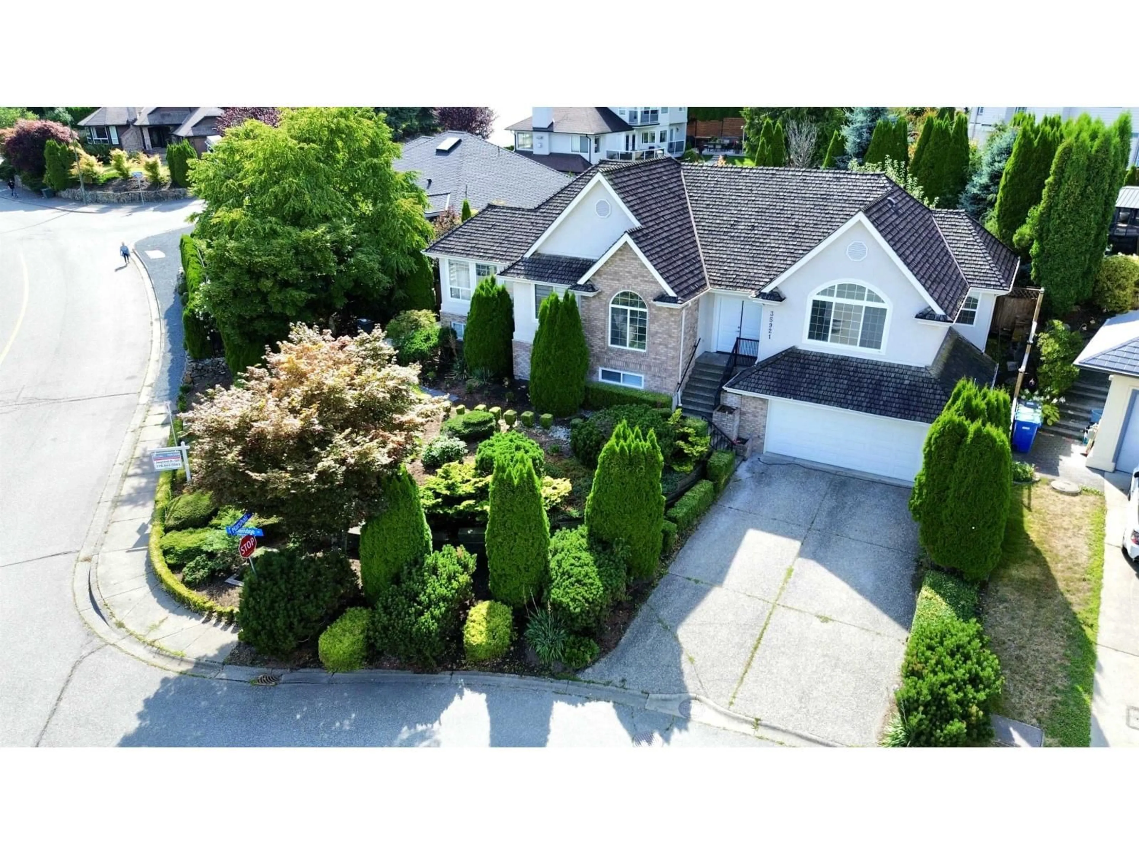 A pic from outside/outdoor area/front of a property/back of a property/a pic from drone, street for 35921 STONERIDGE, Abbotsford British Columbia V3G1L9