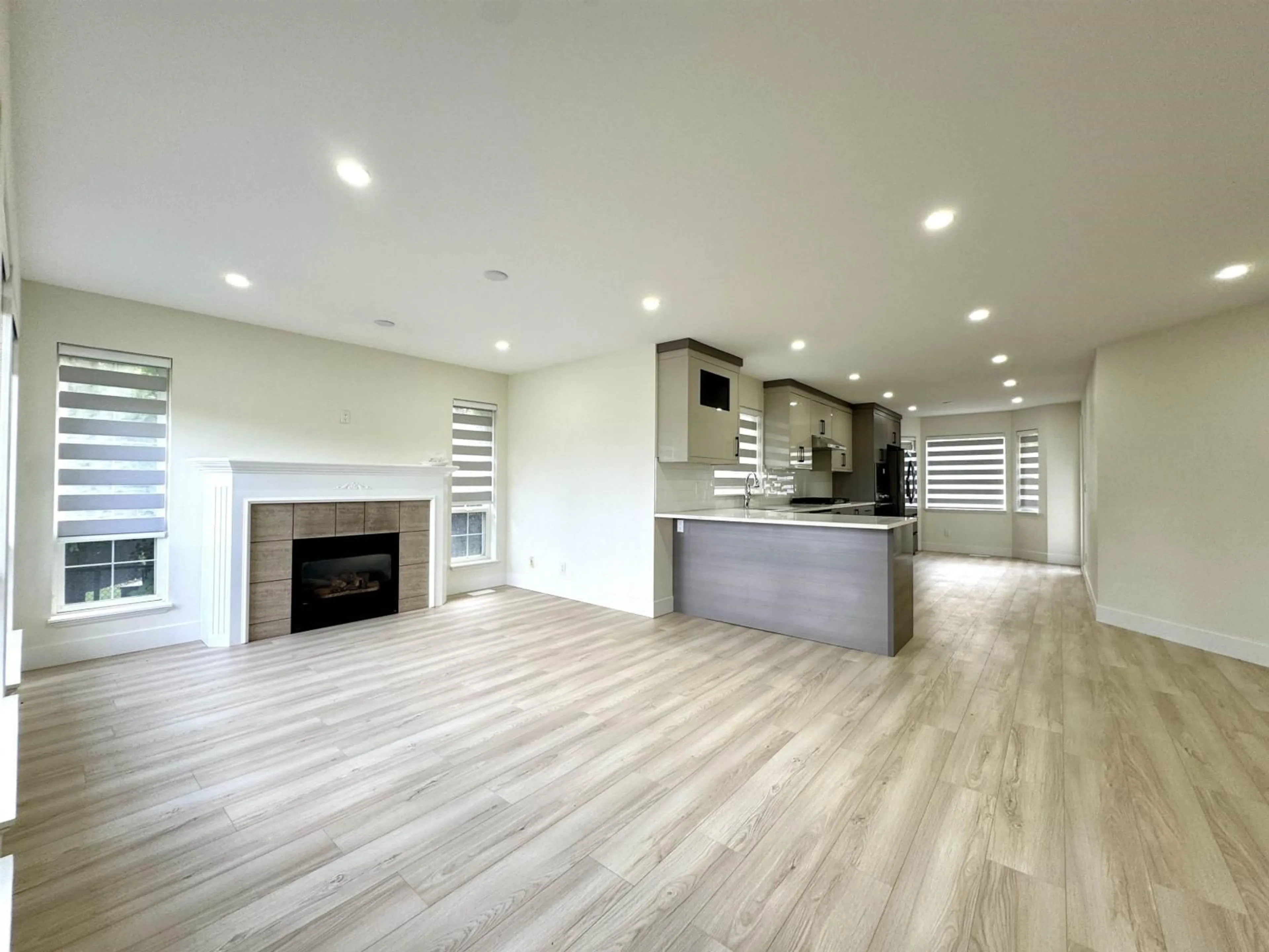 Open concept kitchen, wood/laminate floor for 35921 STONERIDGE, Abbotsford British Columbia V3G1L9