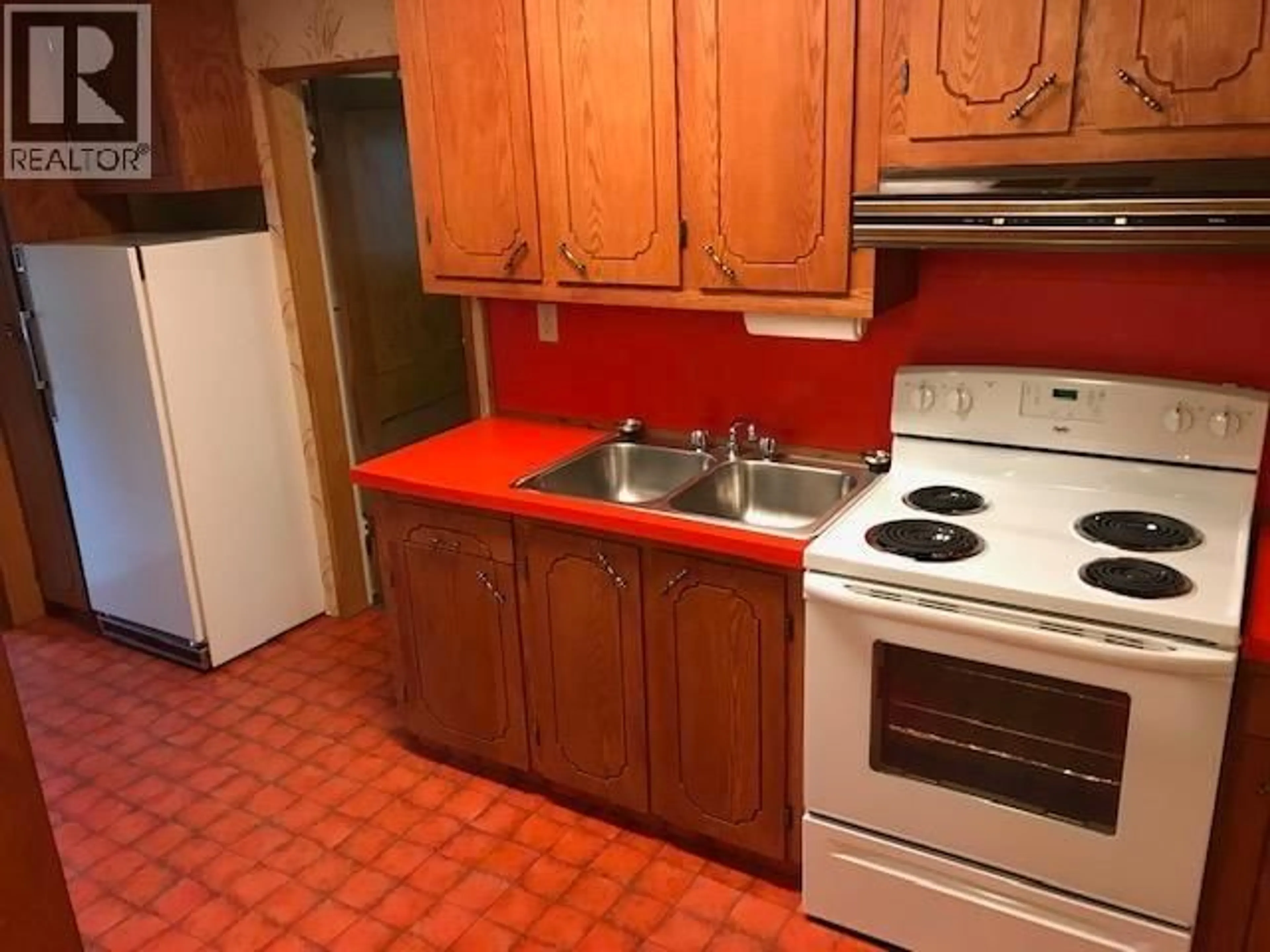 Standard kitchen, ceramic/tile floor for 551 EDKINS STREET, Quesnel British Columbia V2J1X7