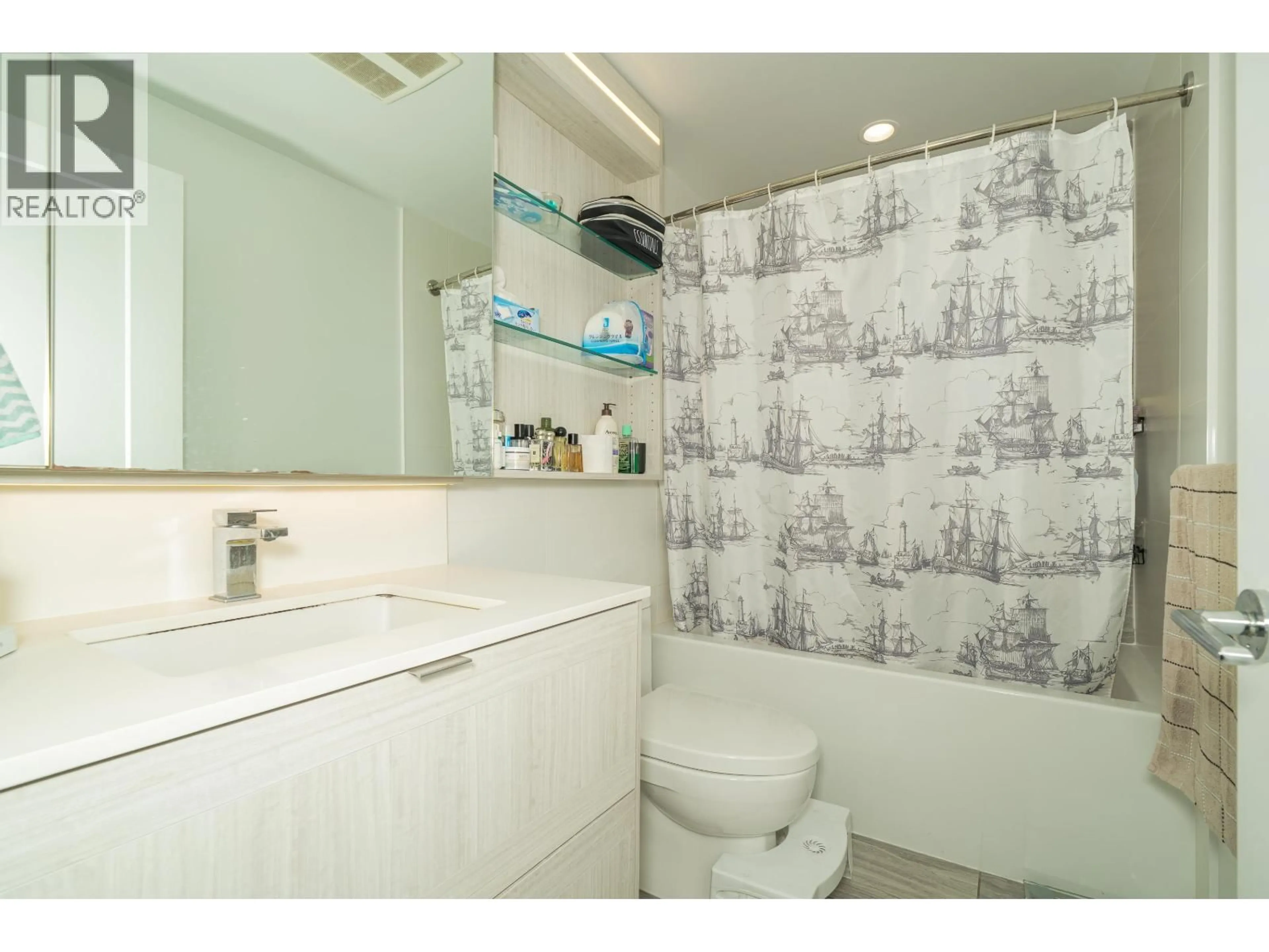 Standard bathroom, ceramic/tile floor for 1702 - 2311 BETA AVENUE, Burnaby British Columbia V5C0M1