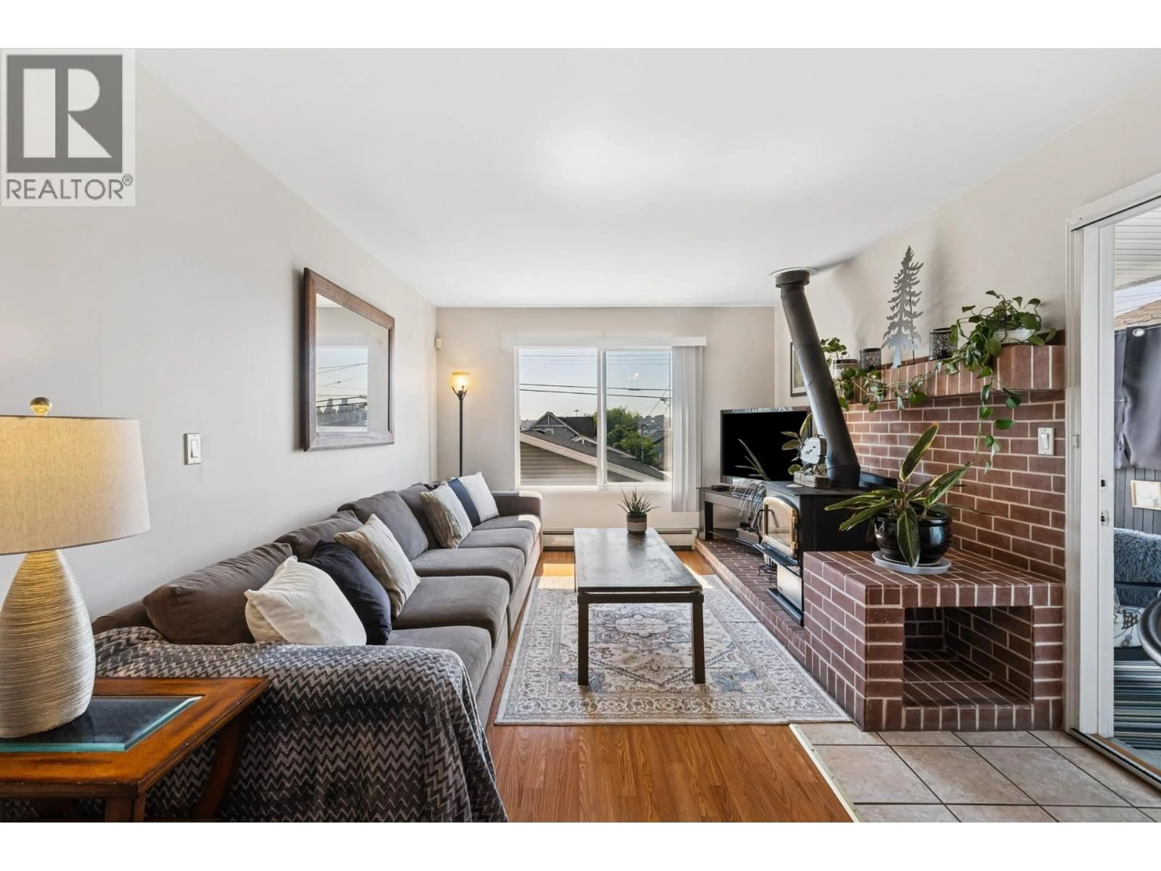Living room with furniture, unknown for 407 1ST STREET, North Vancouver British Columbia V7L1B8