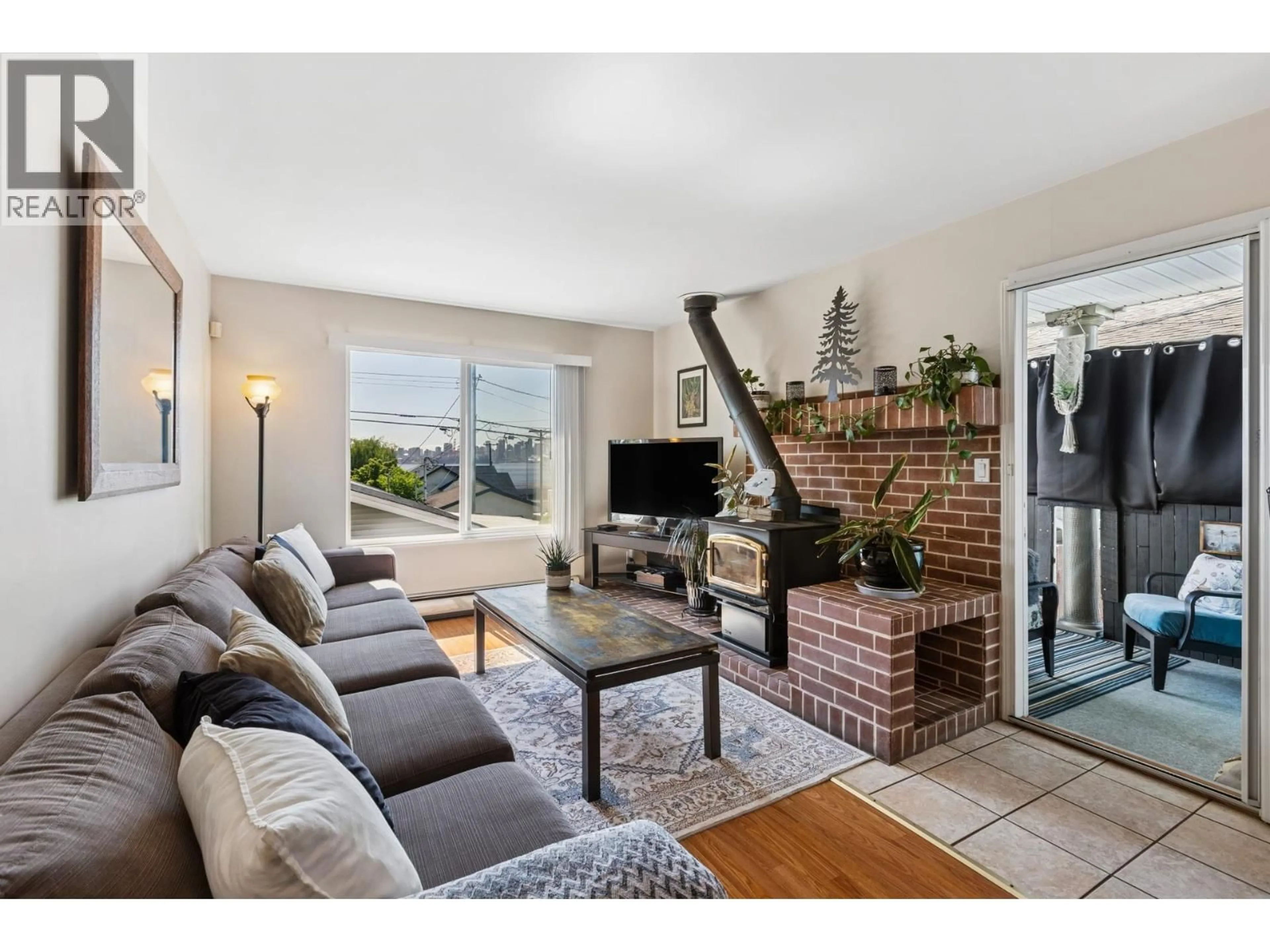 Living room with furniture, unknown for 407 1ST STREET, North Vancouver British Columbia V7L1B8
