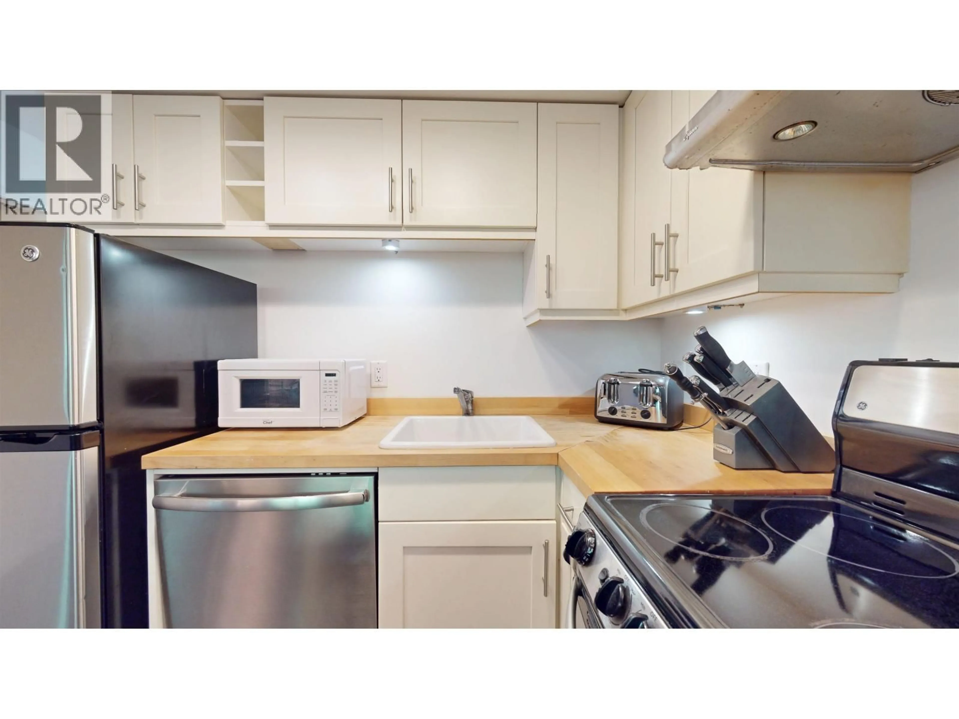 Standard kitchen, wood/laminate floor for 101 - 3070 HILLCREST DRIVE, Whistler British Columbia V8E0V1