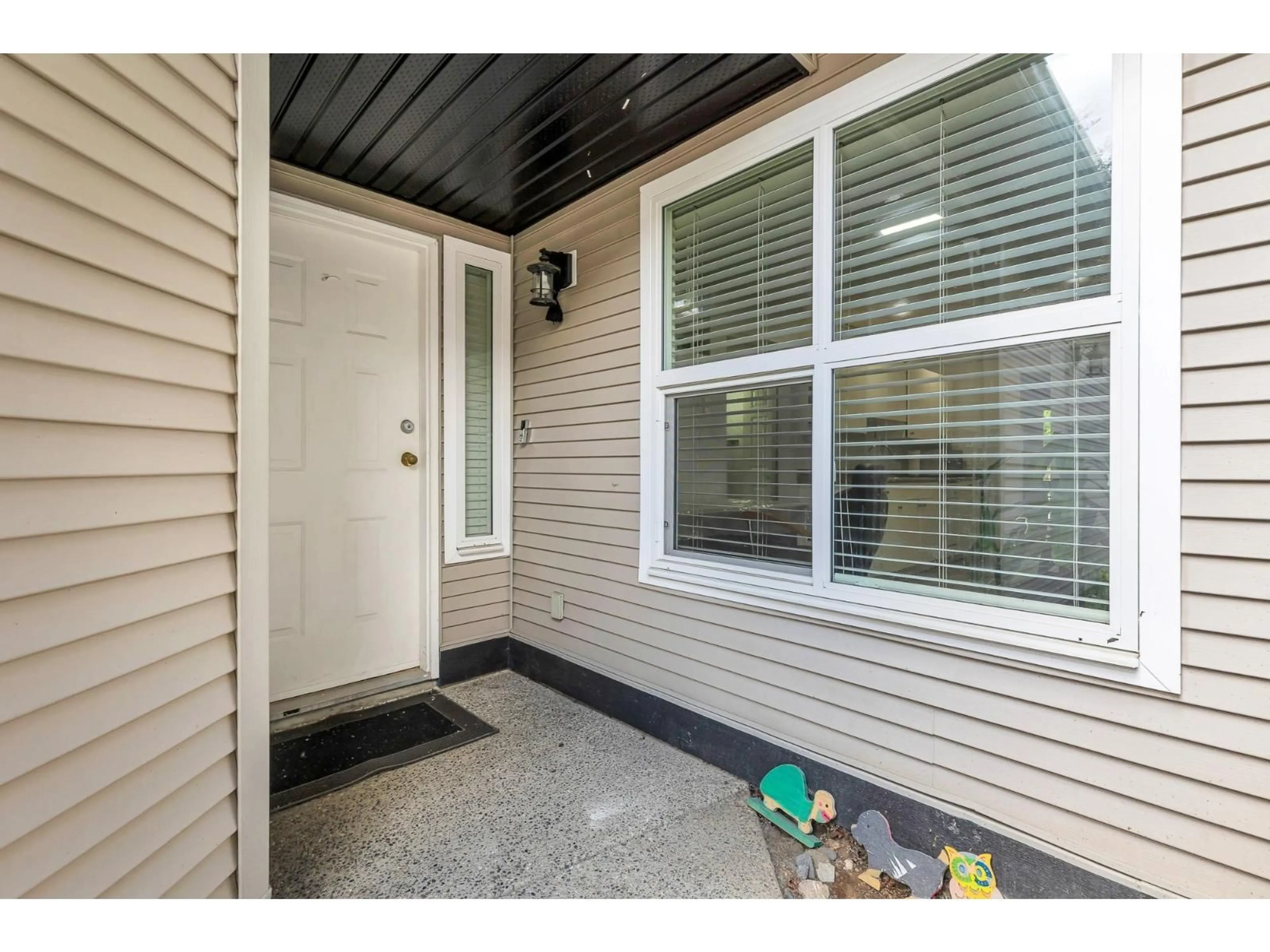 Indoor entryway for 18 - 36060 OLD YALE, Abbotsford British Columbia V3G2E9