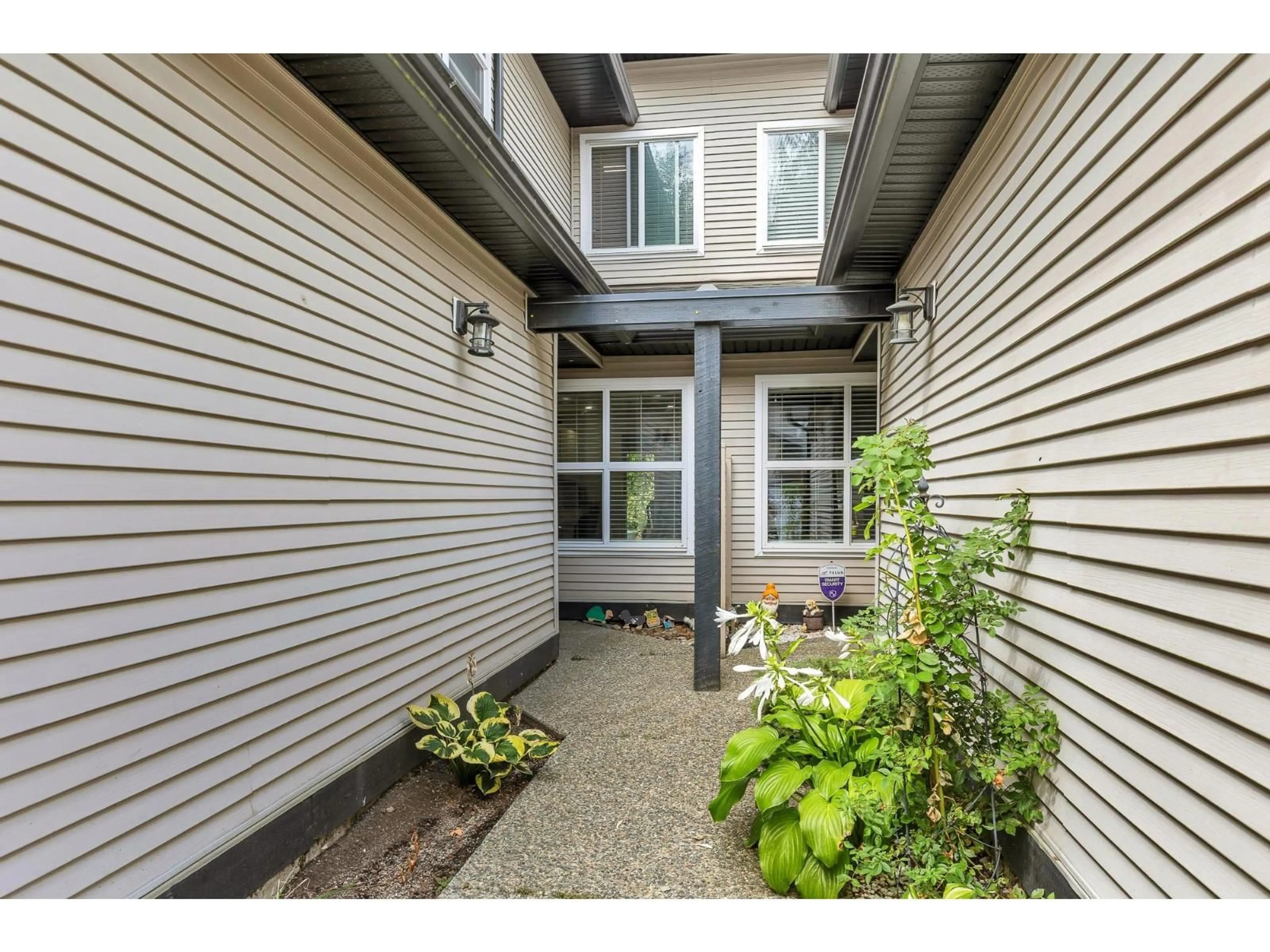 Indoor entryway for 18 - 36060 OLD YALE, Abbotsford British Columbia V3G2E9
