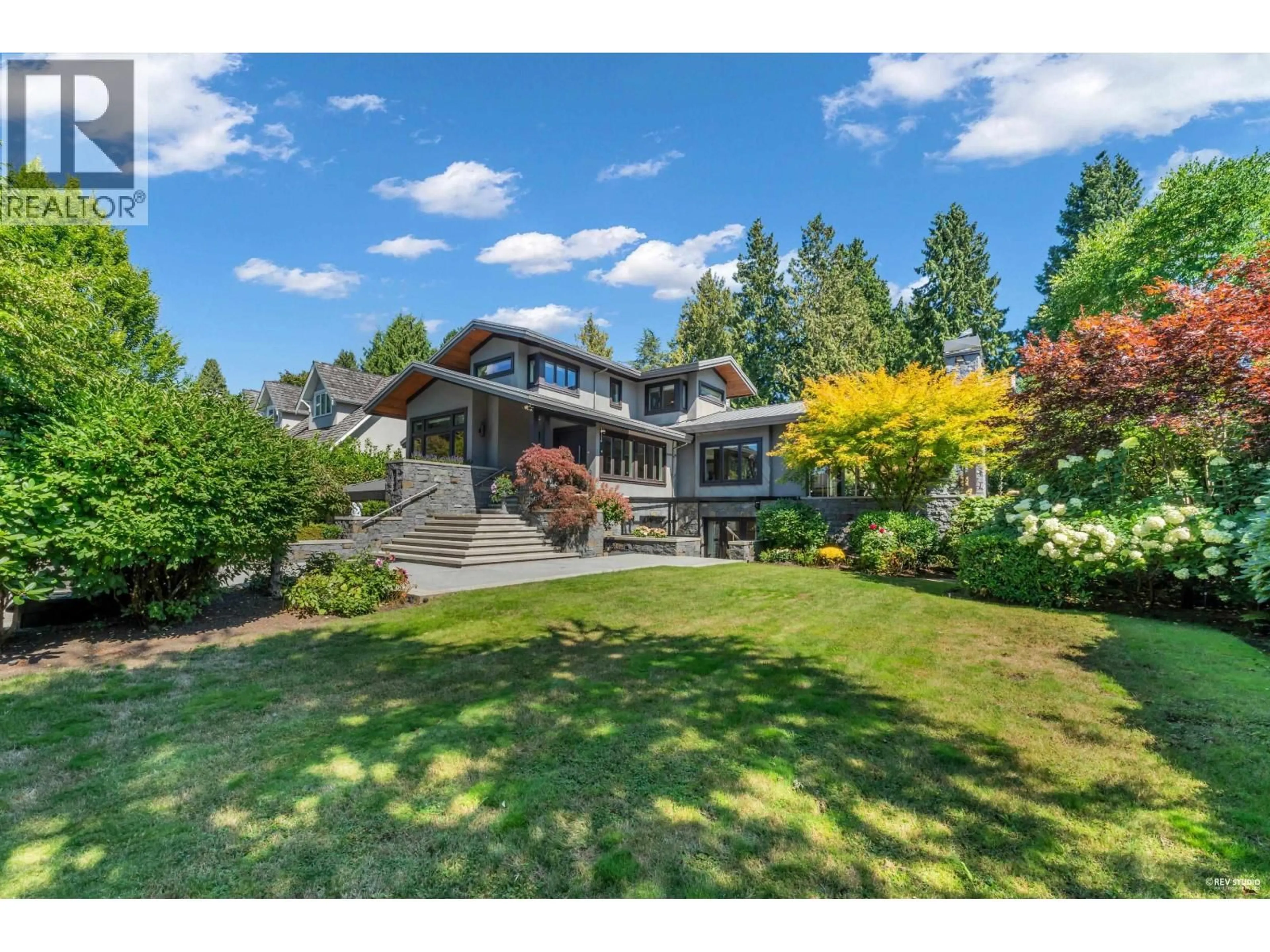 A pic from outside/outdoor area/front of a property/back of a property/a pic from drone, mountain view for 866 20TH STREET, West Vancouver British Columbia V7V3Y8