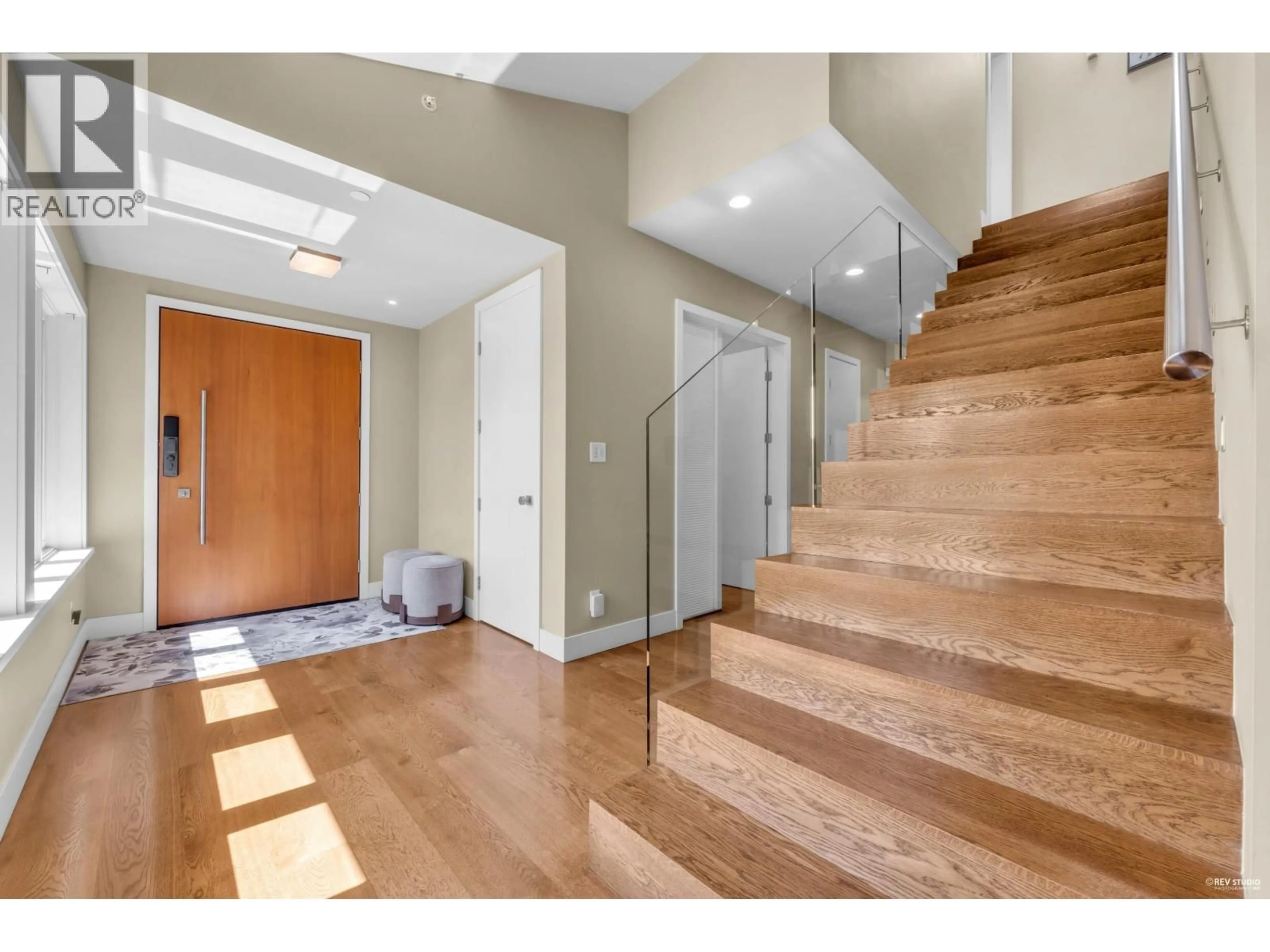 Indoor entryway for 866 20TH STREET, West Vancouver British Columbia V7V3Y8
