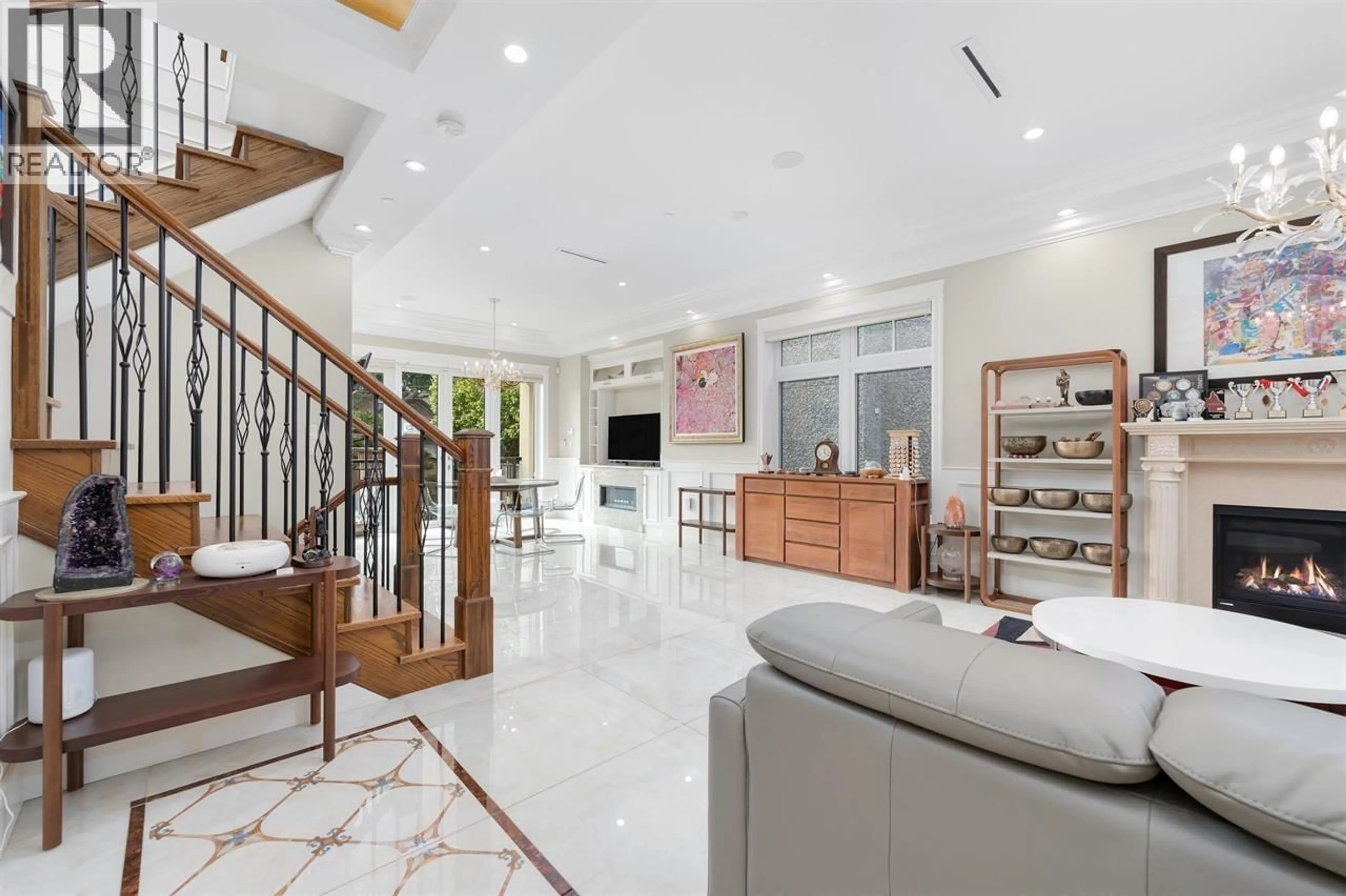 Indoor foyer for 4650 6TH AVENUE, Vancouver British Columbia V6R1V7