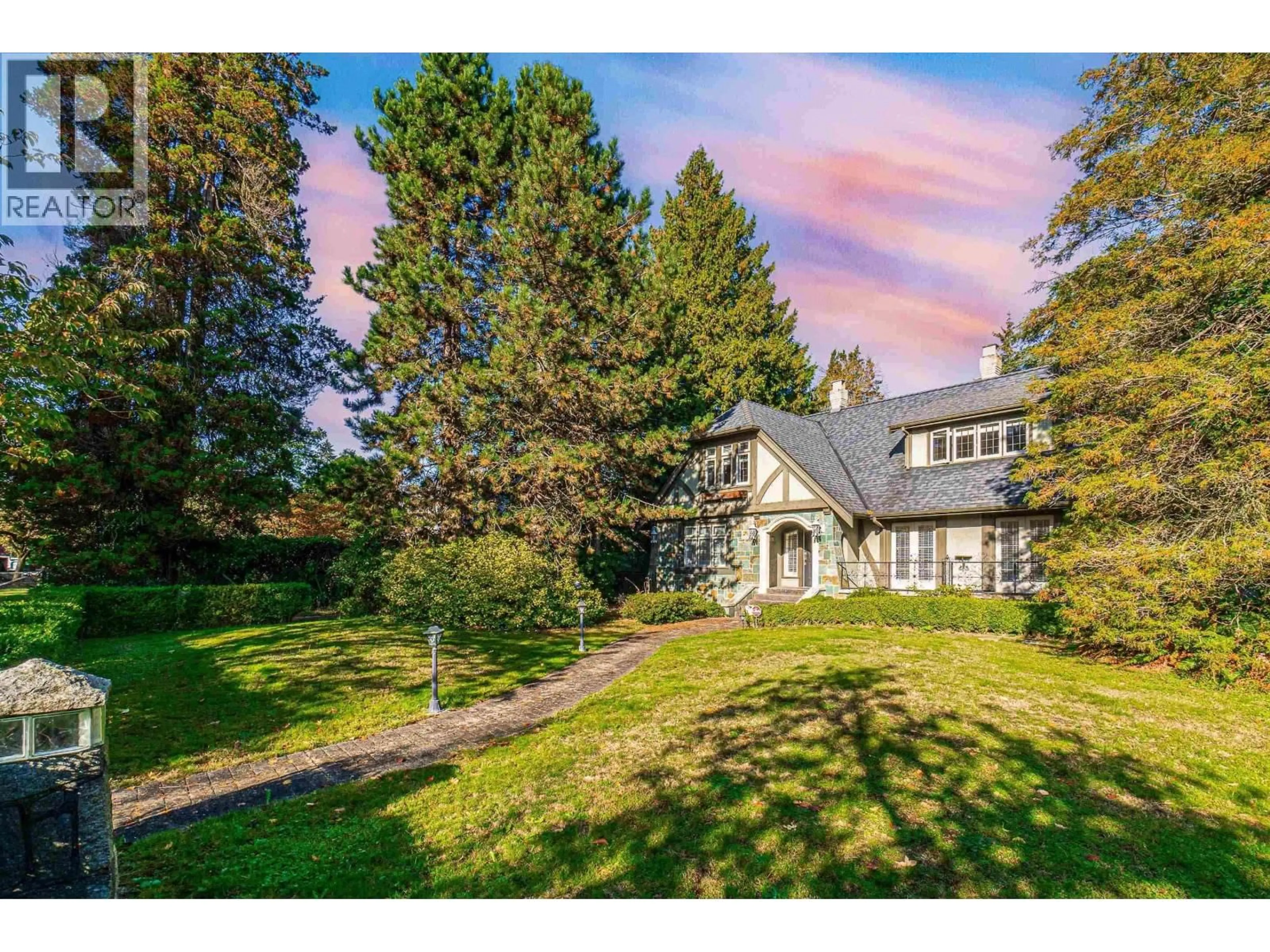 A pic from outside/outdoor area/front of a property/back of a property/a pic from drone, unknown for 1667 40TH AVENUE, Vancouver British Columbia V6M1W1