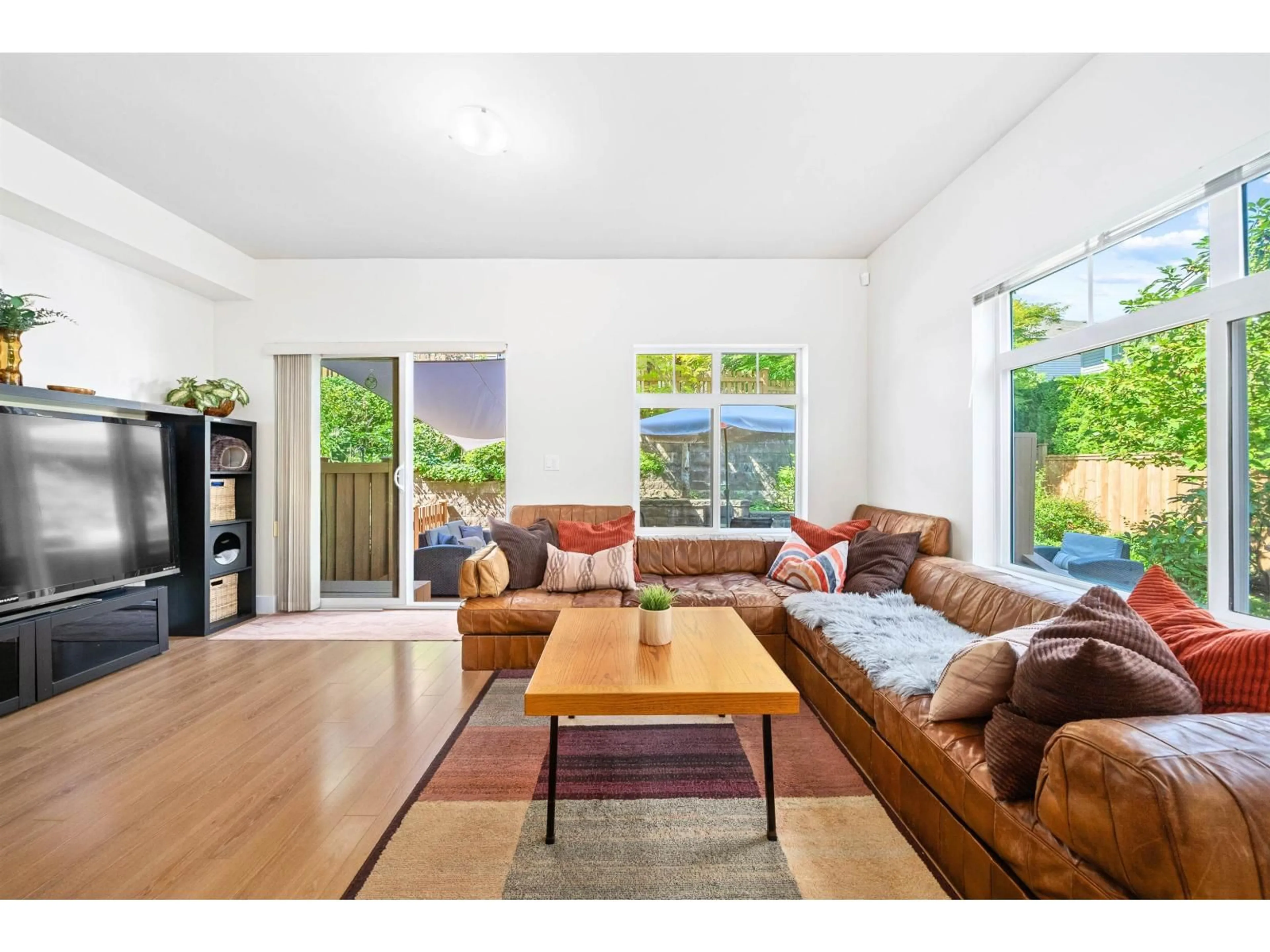 Living room with furniture, wood/laminate floor for 14 - 6299 144, Surrey British Columbia V3X1A2