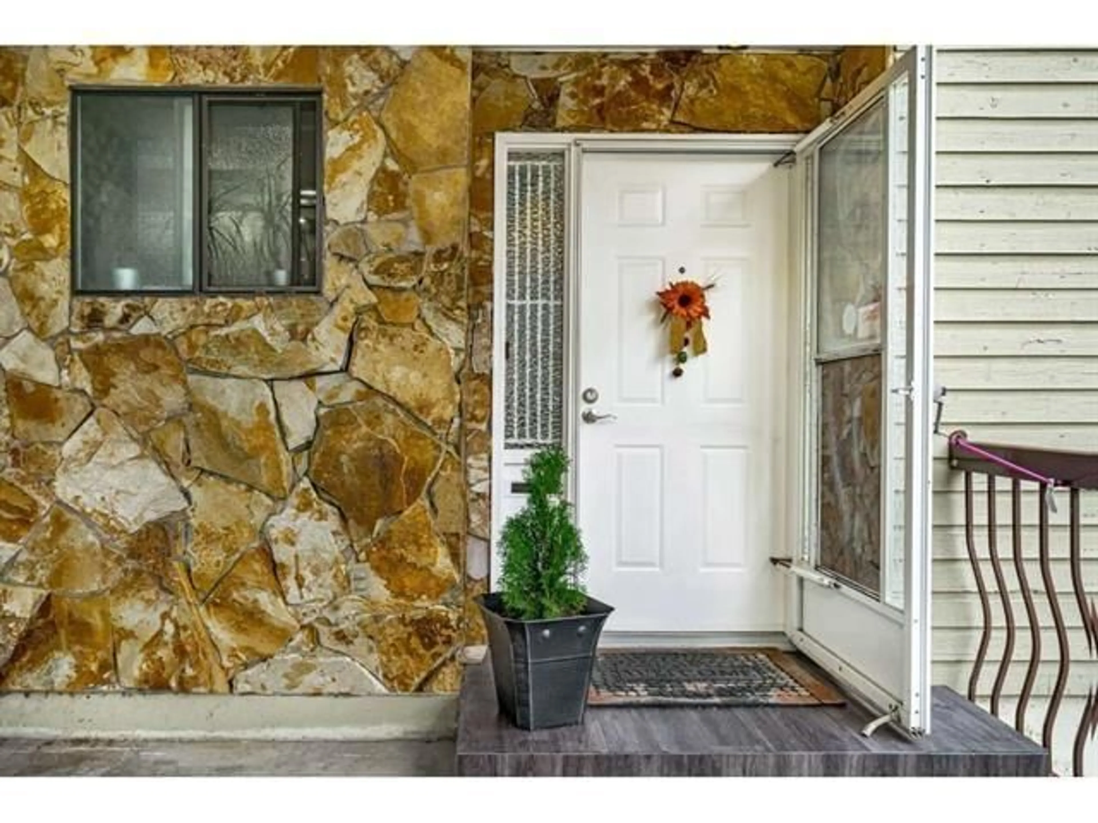 Indoor entryway for 13323 71B, Surrey British Columbia V3W7Z5