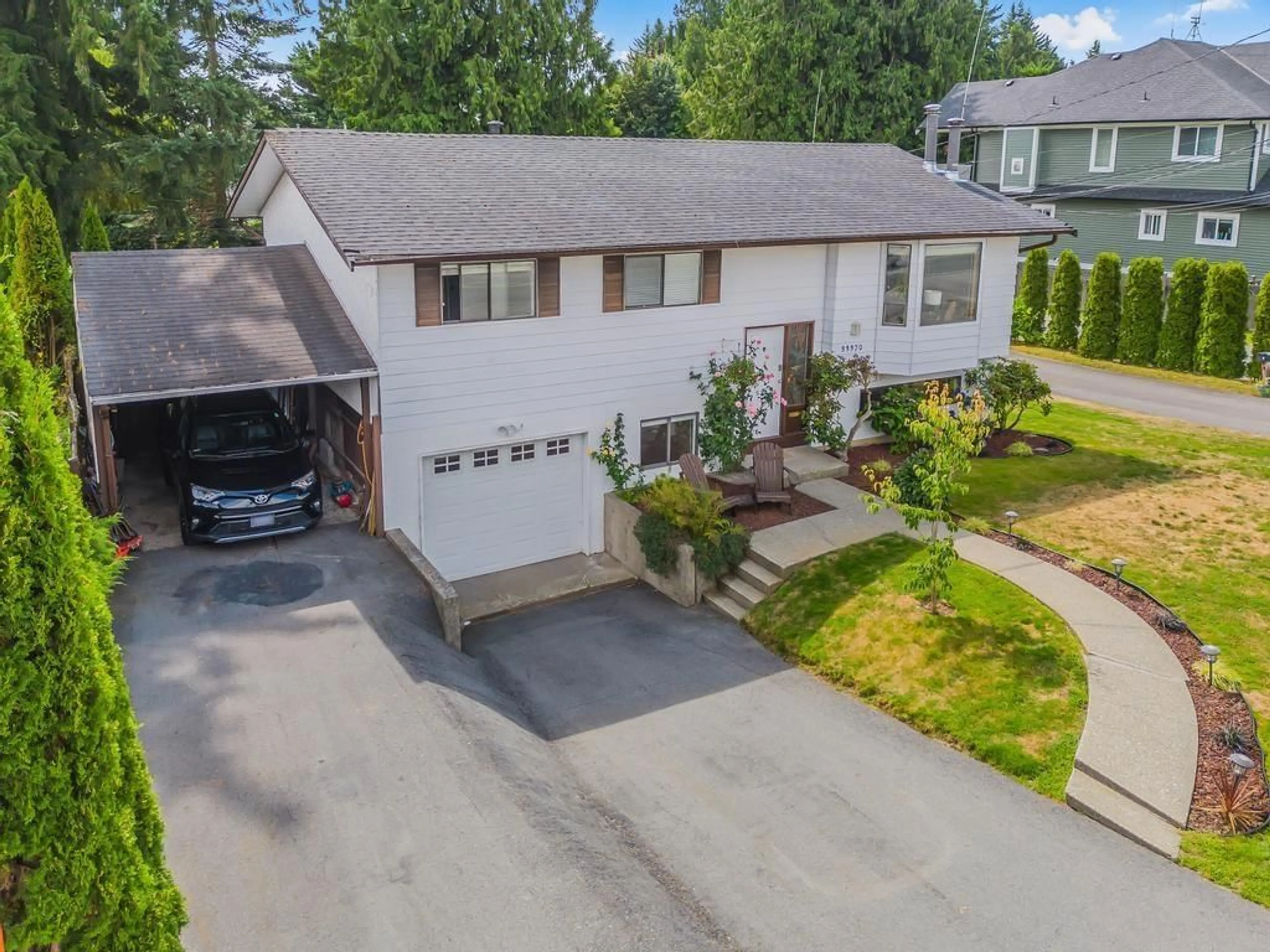A pic from outside/outdoor area/front of a property/back of a property/a pic from drone, street for 33370 CHERRY, Mission British Columbia V2V2V4