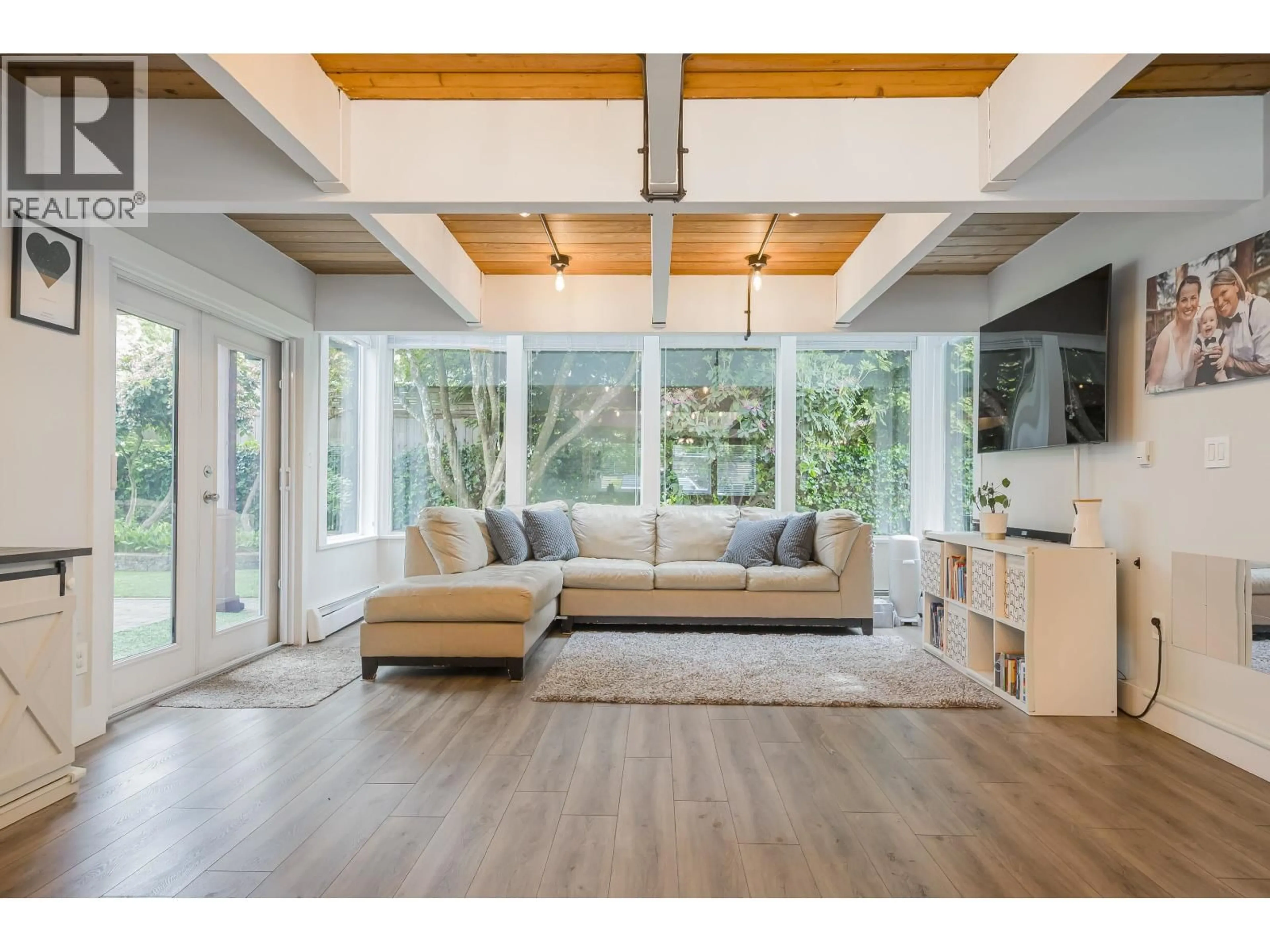 Living room with furniture, wood/laminate floor for 12350 CARLTON STREET, Maple Ridge British Columbia V2X5C3