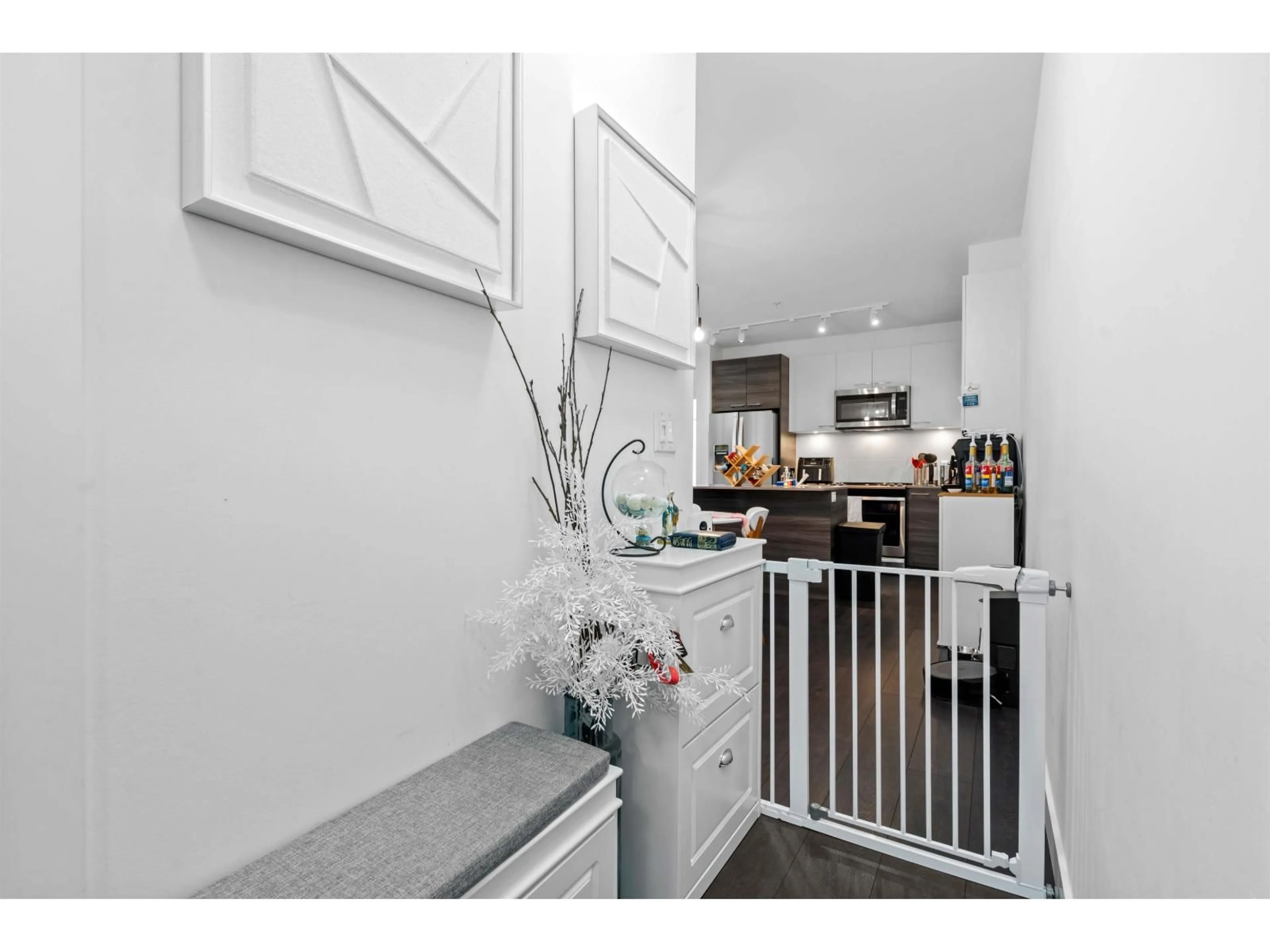 Indoor entryway for 525 - 13963 105, Surrey British Columbia V3T0M9