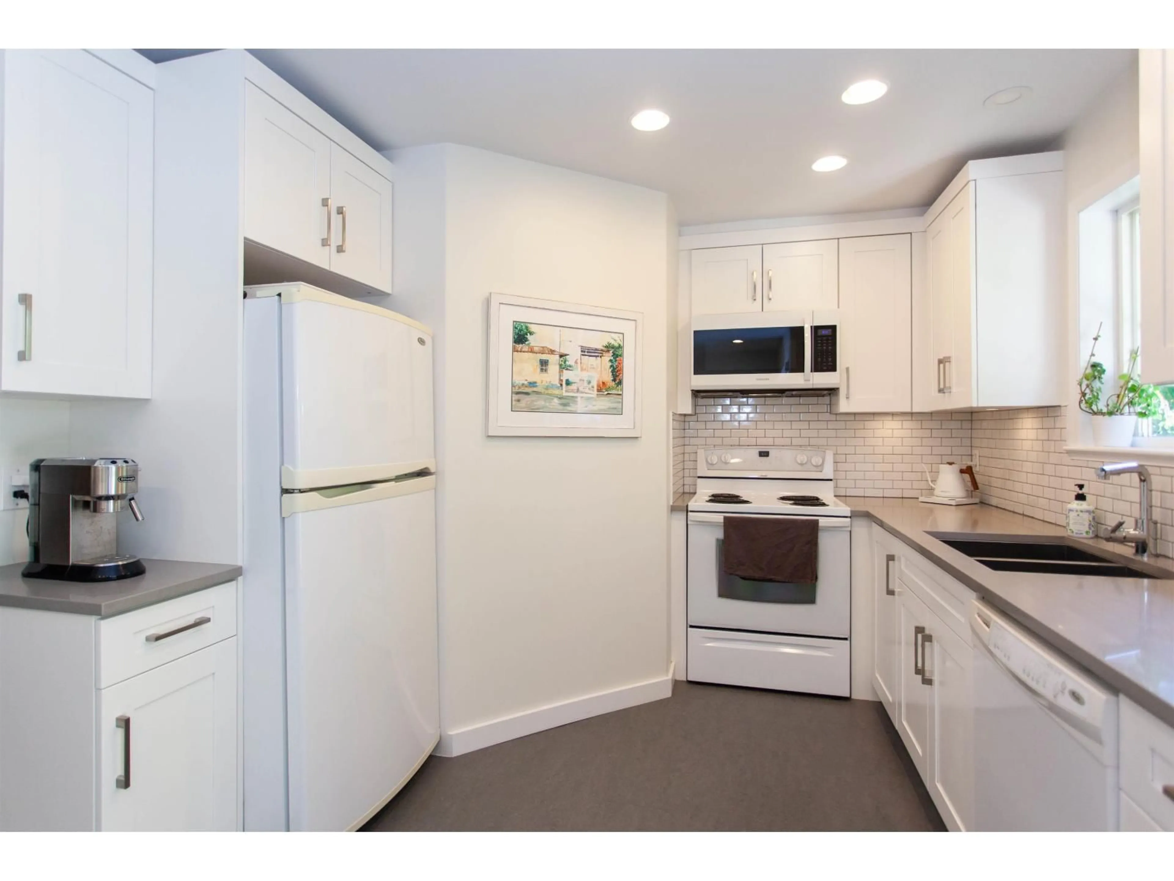 Standard kitchen, ceramic/tile floor for 2 - 15432 16A, Surrey British Columbia V4A1T3