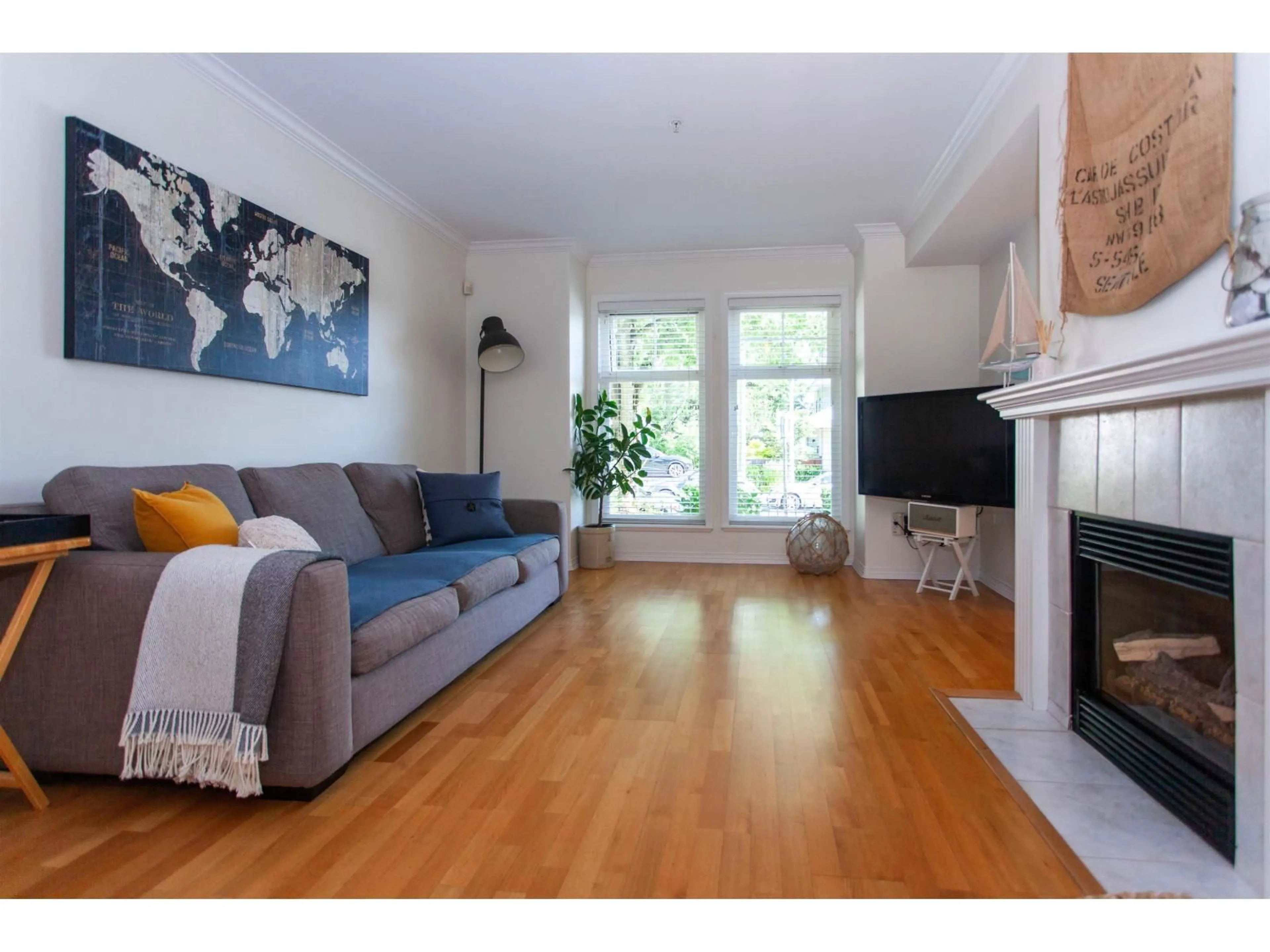 Living room with furniture, wood/laminate floor for 2 - 15432 16A, Surrey British Columbia V4A1T3