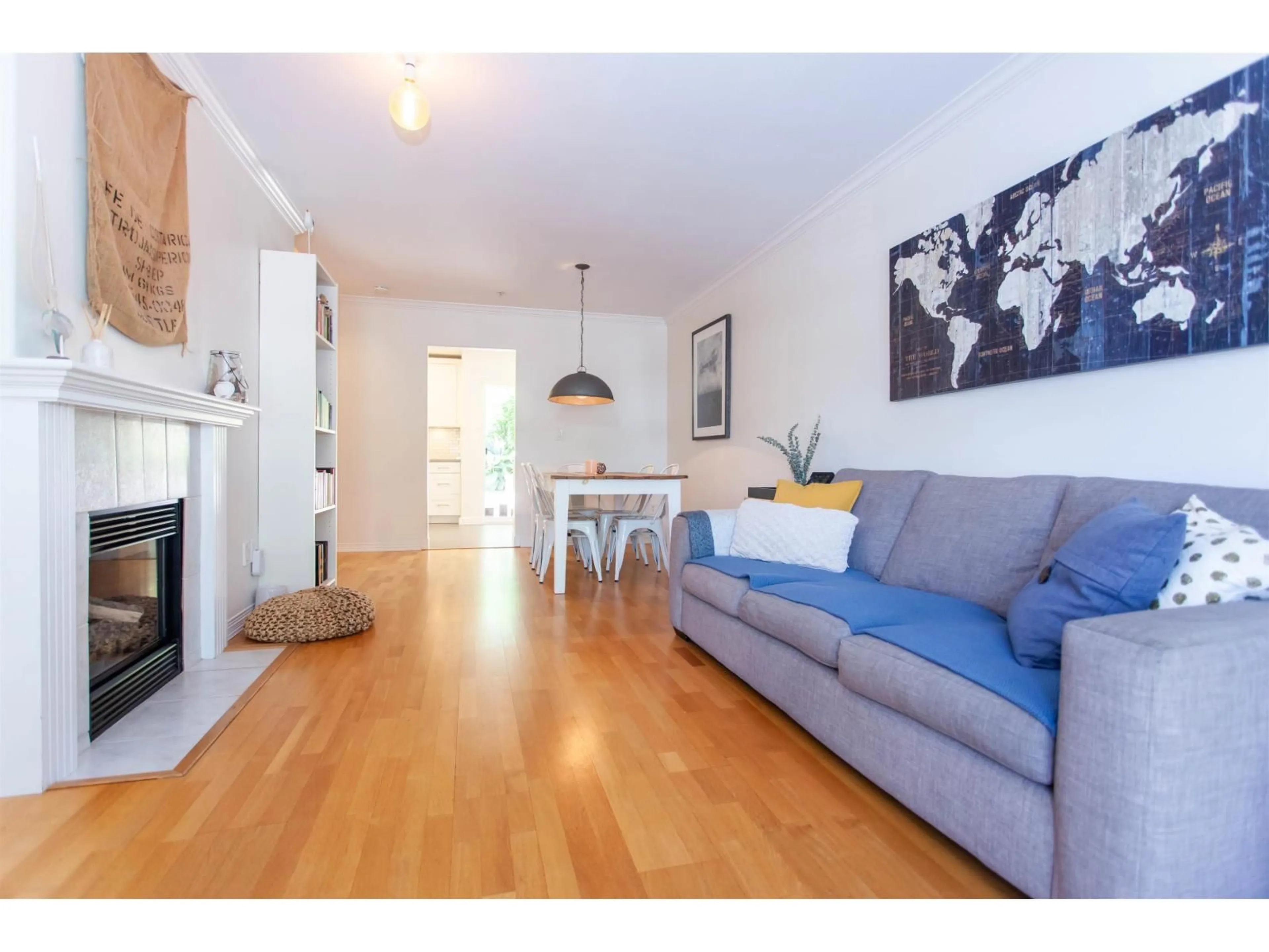 Living room with furniture, wood/laminate floor for 2 - 15432 16A, Surrey British Columbia V4A1T3