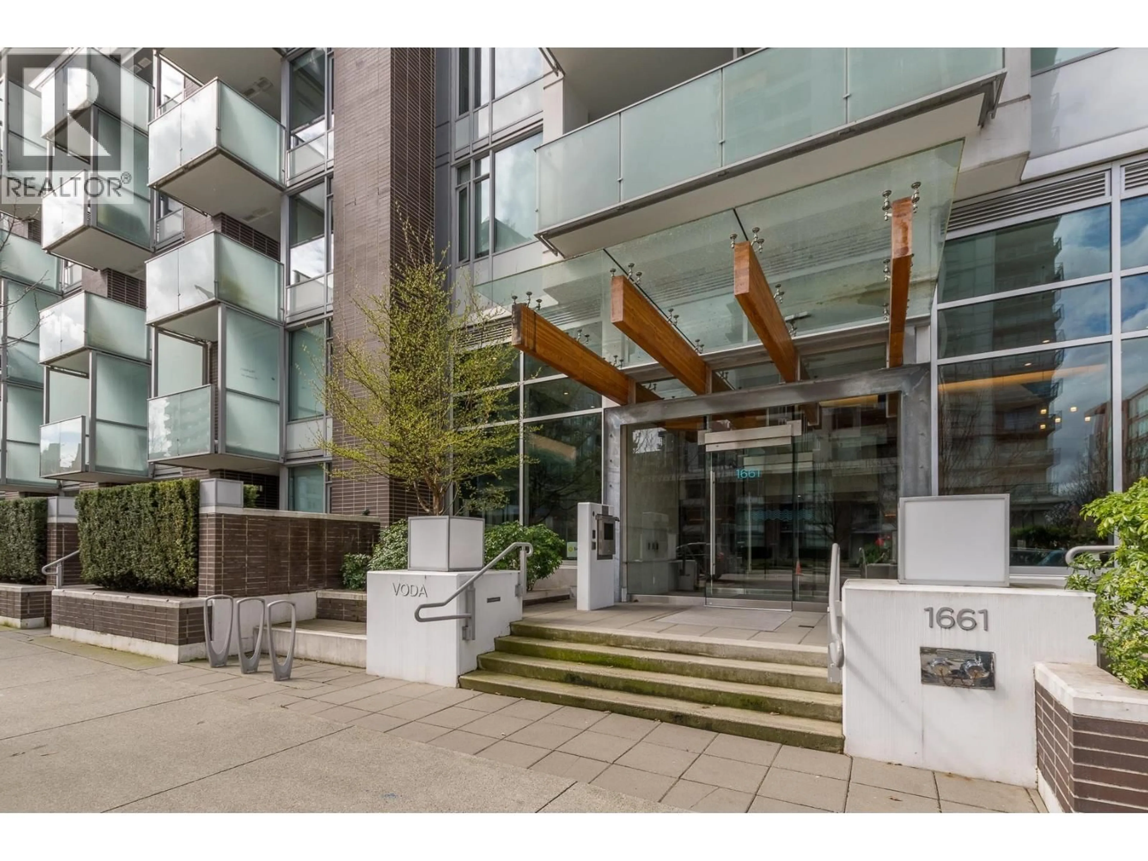 Indoor foyer for 516 - 1661 QUEBEC STREET, Vancouver British Columbia V6A0H2