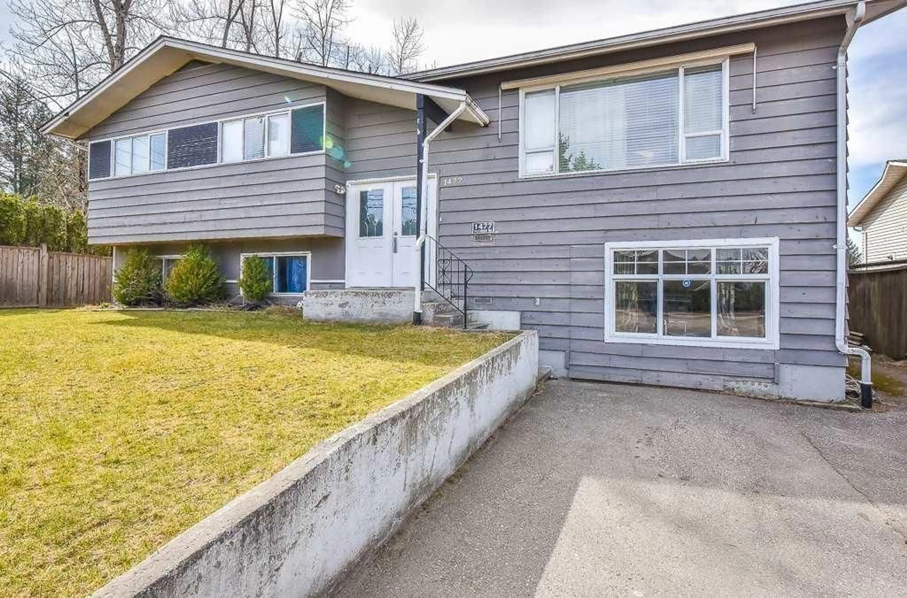 Home with vinyl exterior material, street for 1477 MCCALLUM, Abbotsford British Columbia V2S8B2