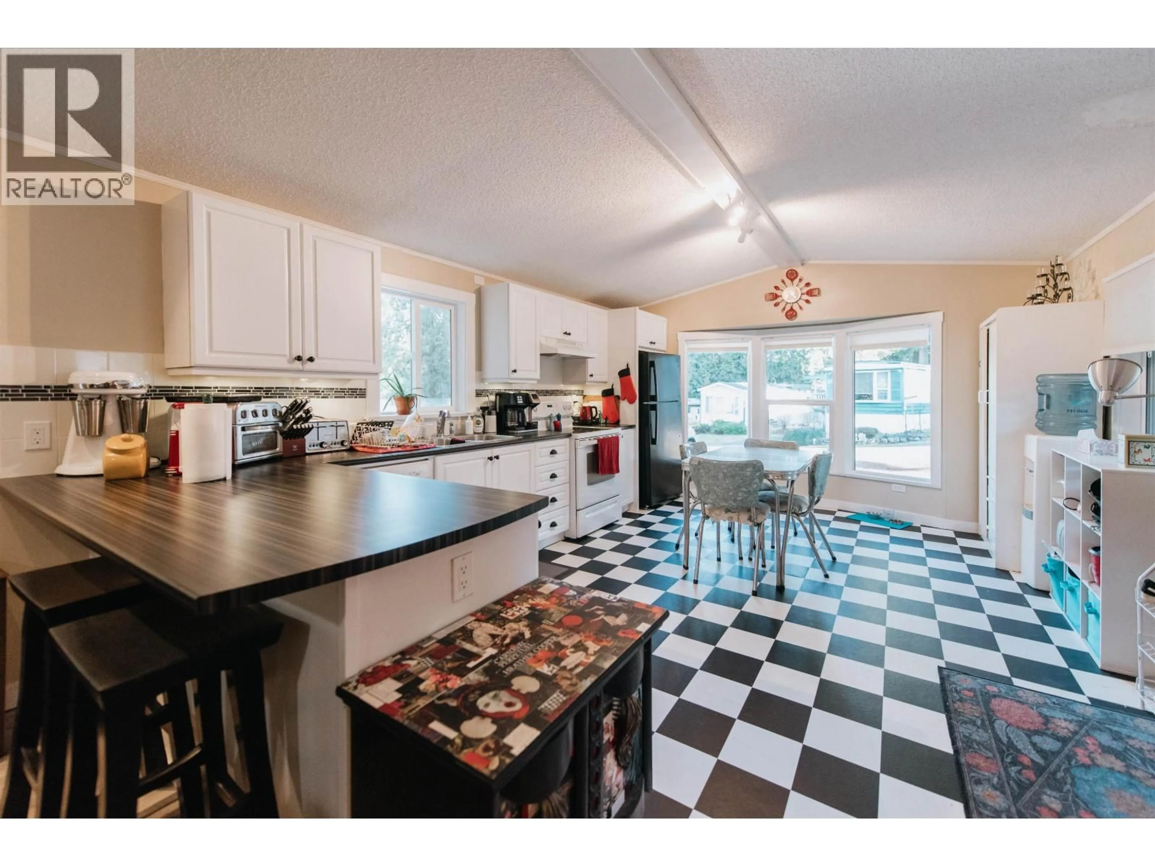 Open concept kitchen, ceramic/tile floor for 20 - 1416 NORTH ROAD, Gibsons British Columbia V0N1V1