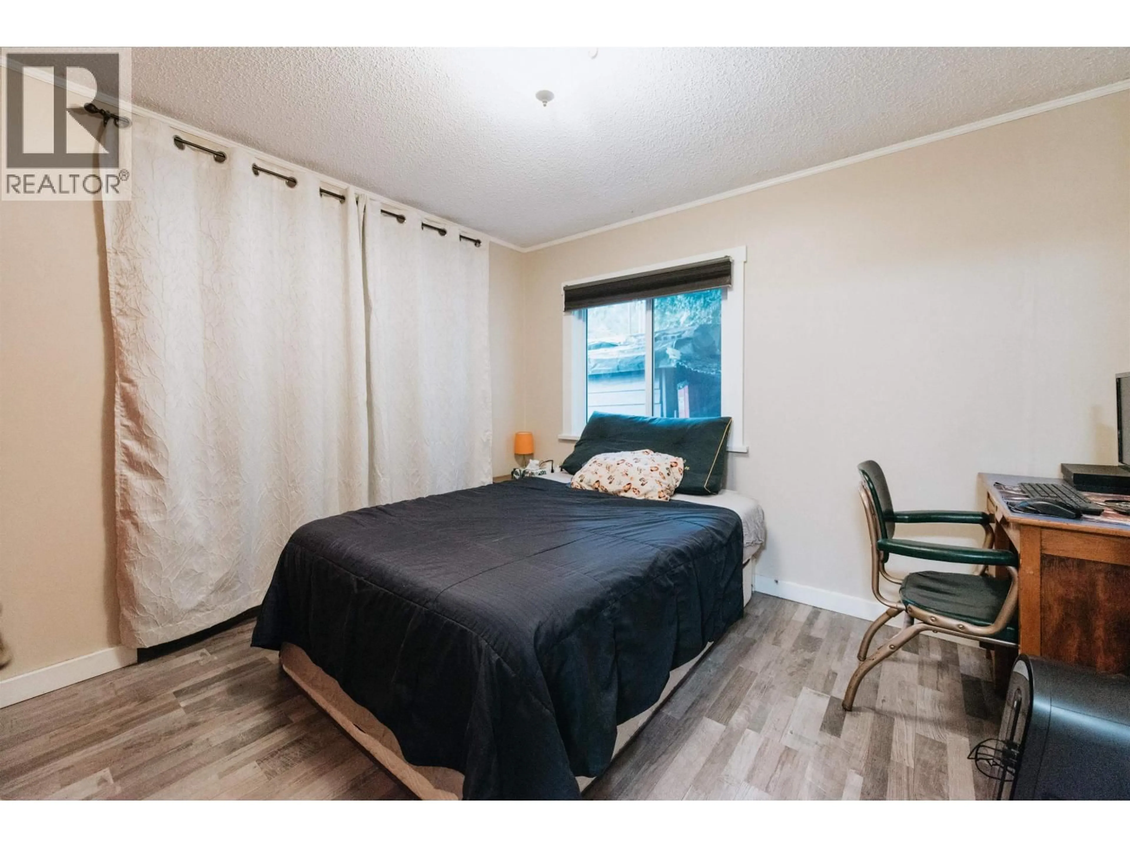 Bedroom with bed, wood/laminate floor for 20 - 1416 NORTH ROAD, Gibsons British Columbia V0N1V1