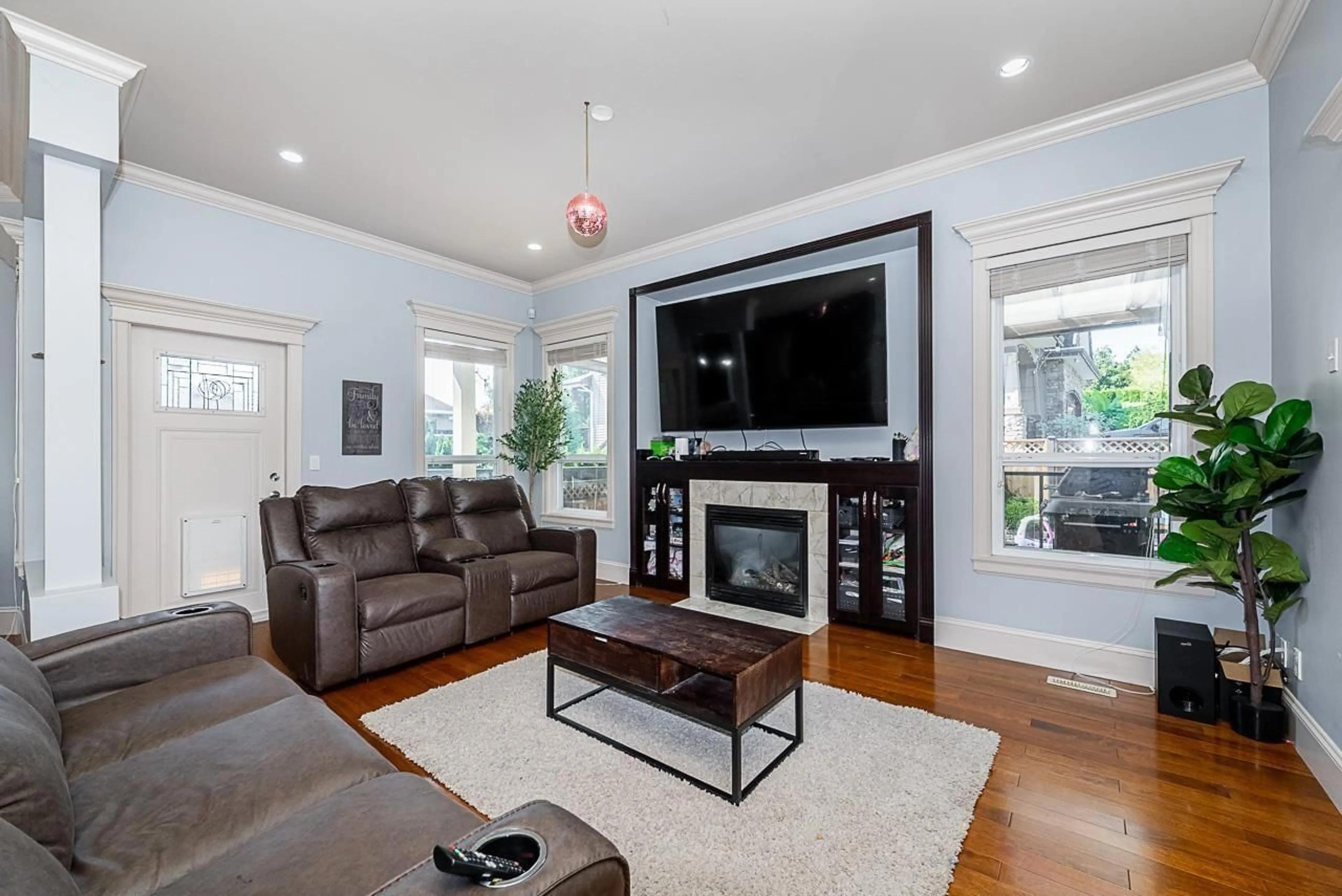 Living room with furniture, wood/laminate floor for 18938 54A, Surrey British Columbia V3S6R4