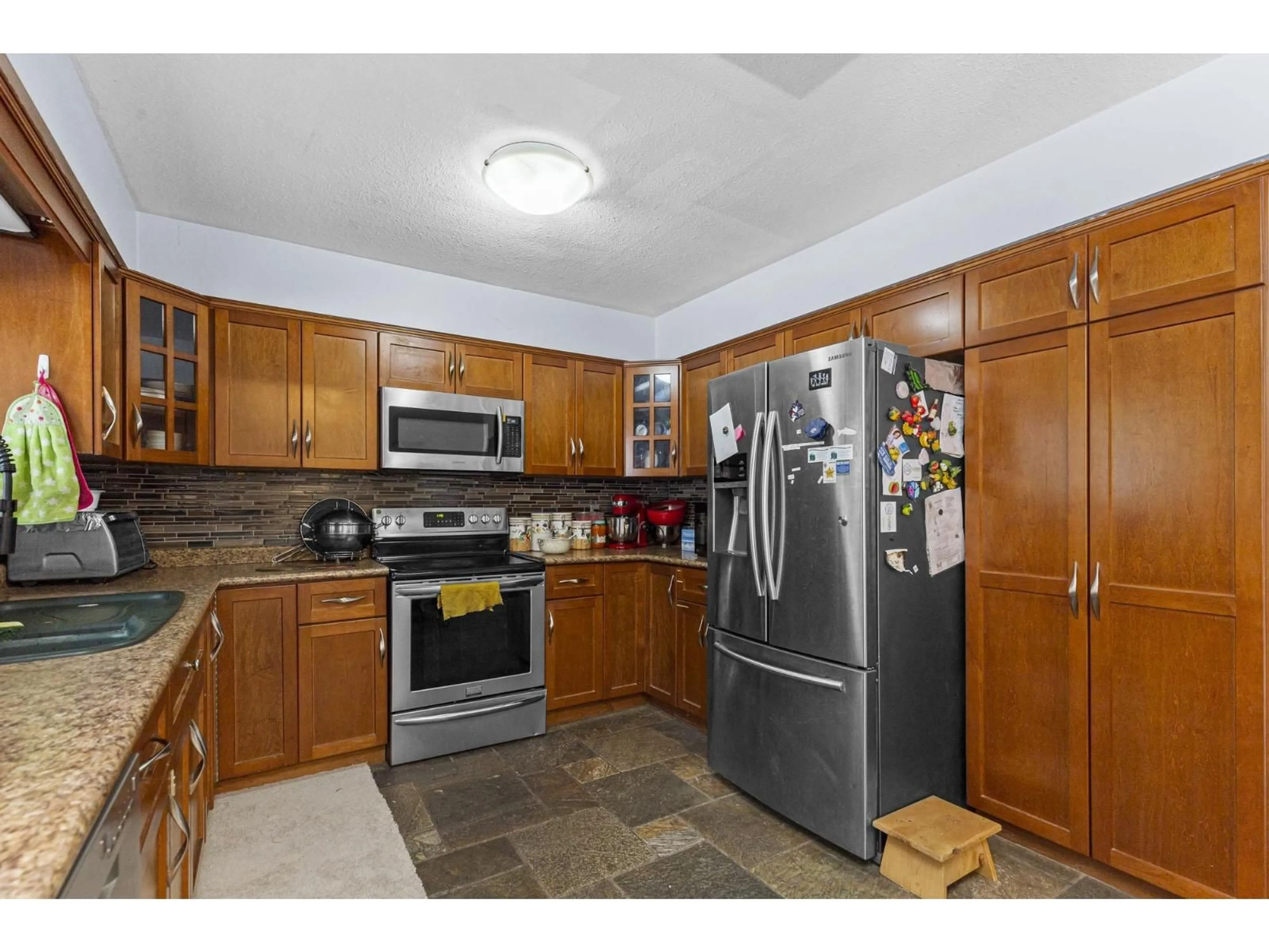 Standard kitchen, ceramic/tile floor for 35337 ROCKWELL, Abbotsford British Columbia V3G2C9